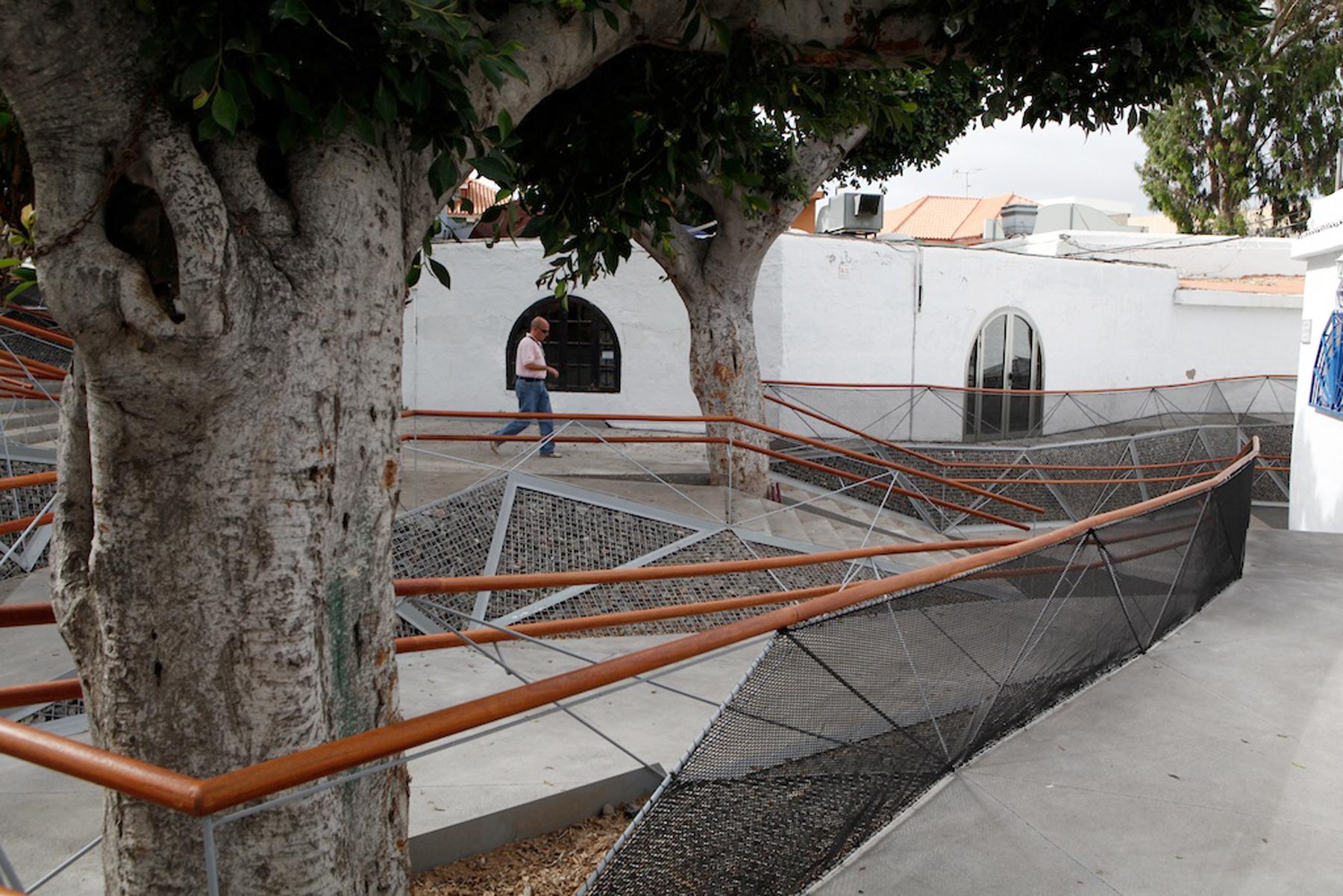 ACCESIBLE PATHWAY AT SWIMMING CLUB - image 14