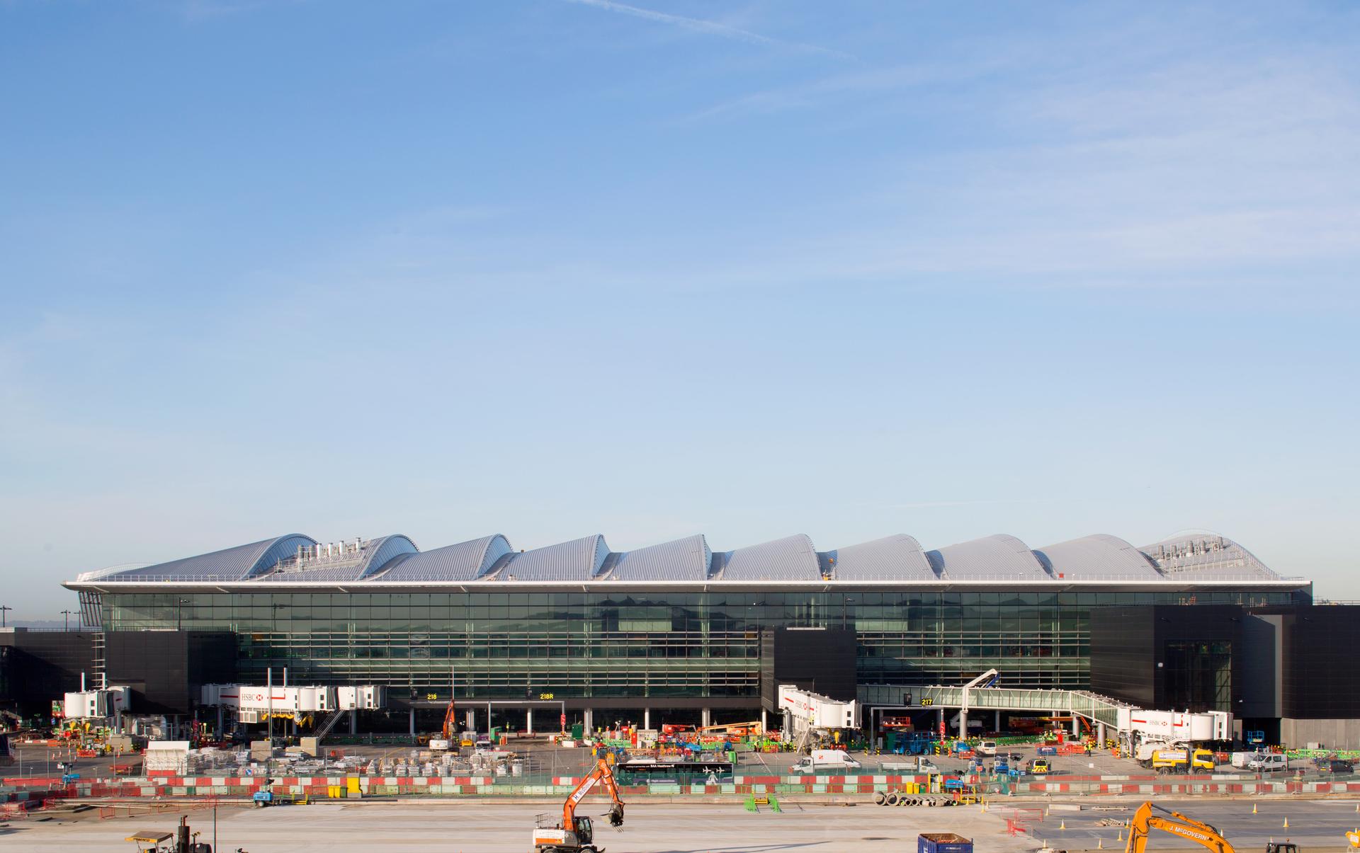 Terminal 2 -the Queen's terminal- Heathrow Airport - image 3