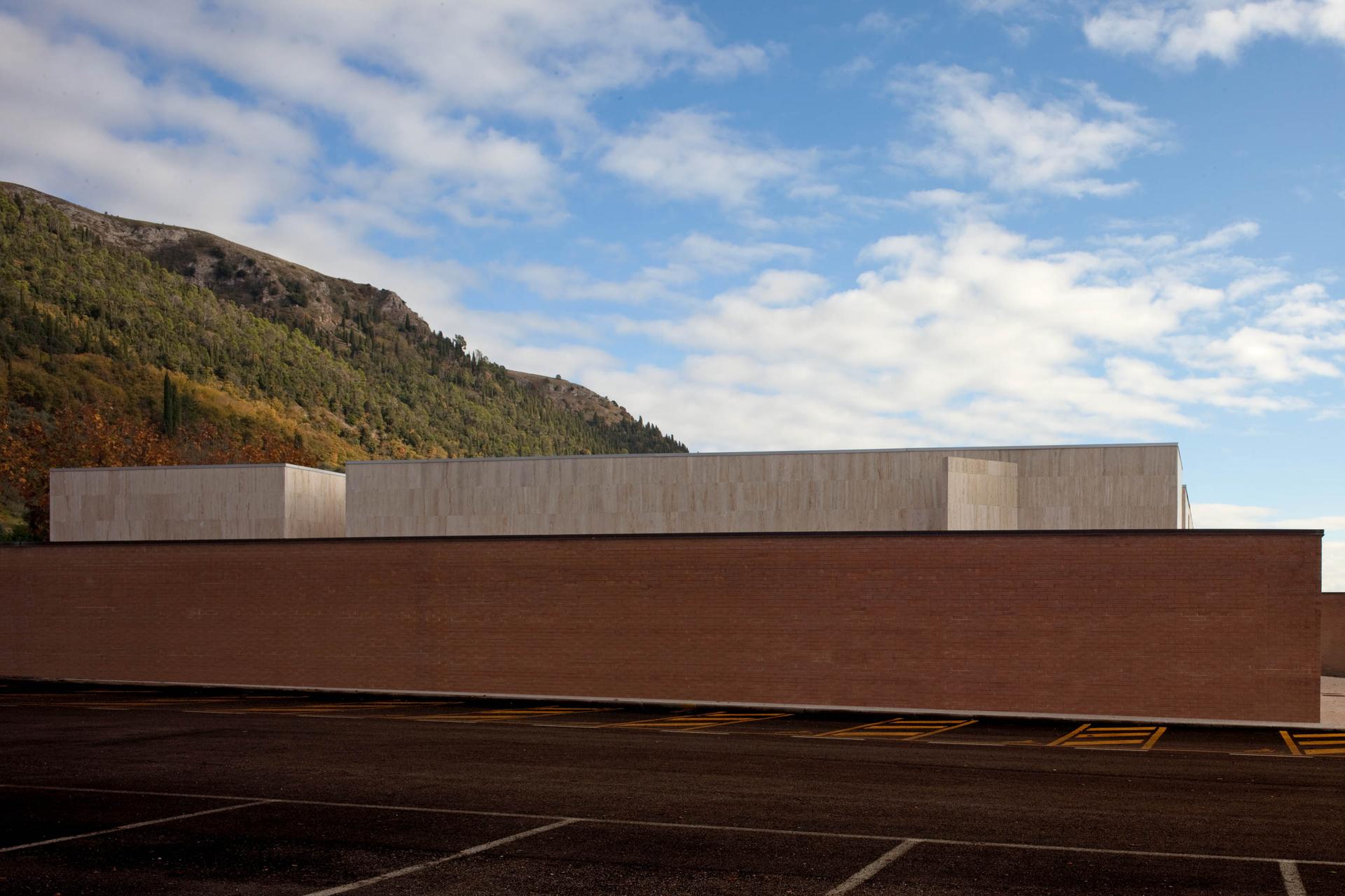 Square of Silence: Enlargement of the Gubbio Cemetery