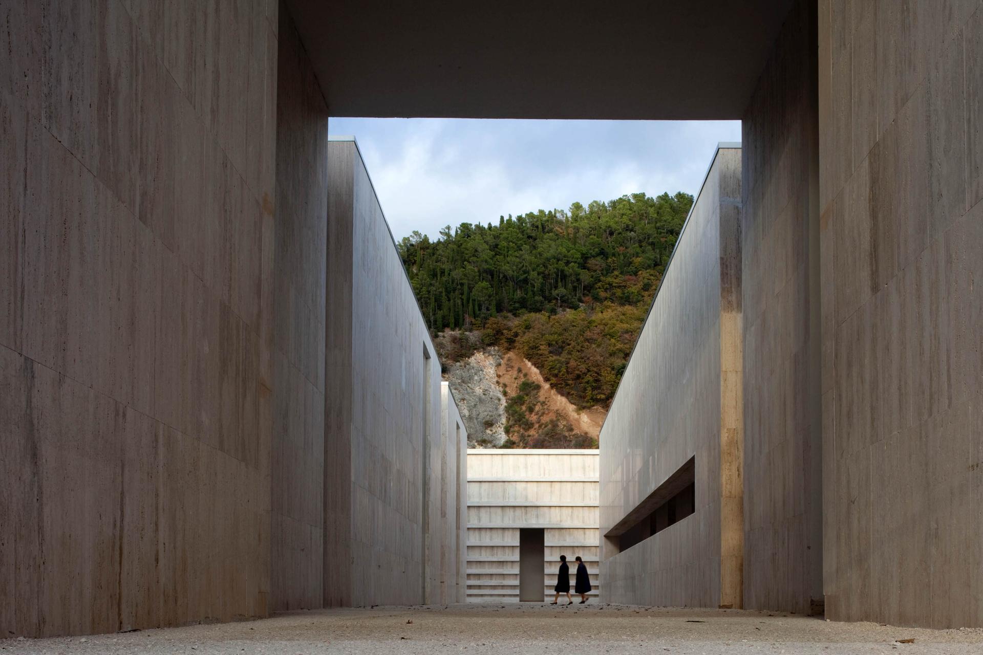 Square of Silence: Enlargement of the Gubbio Cemetery - image 2