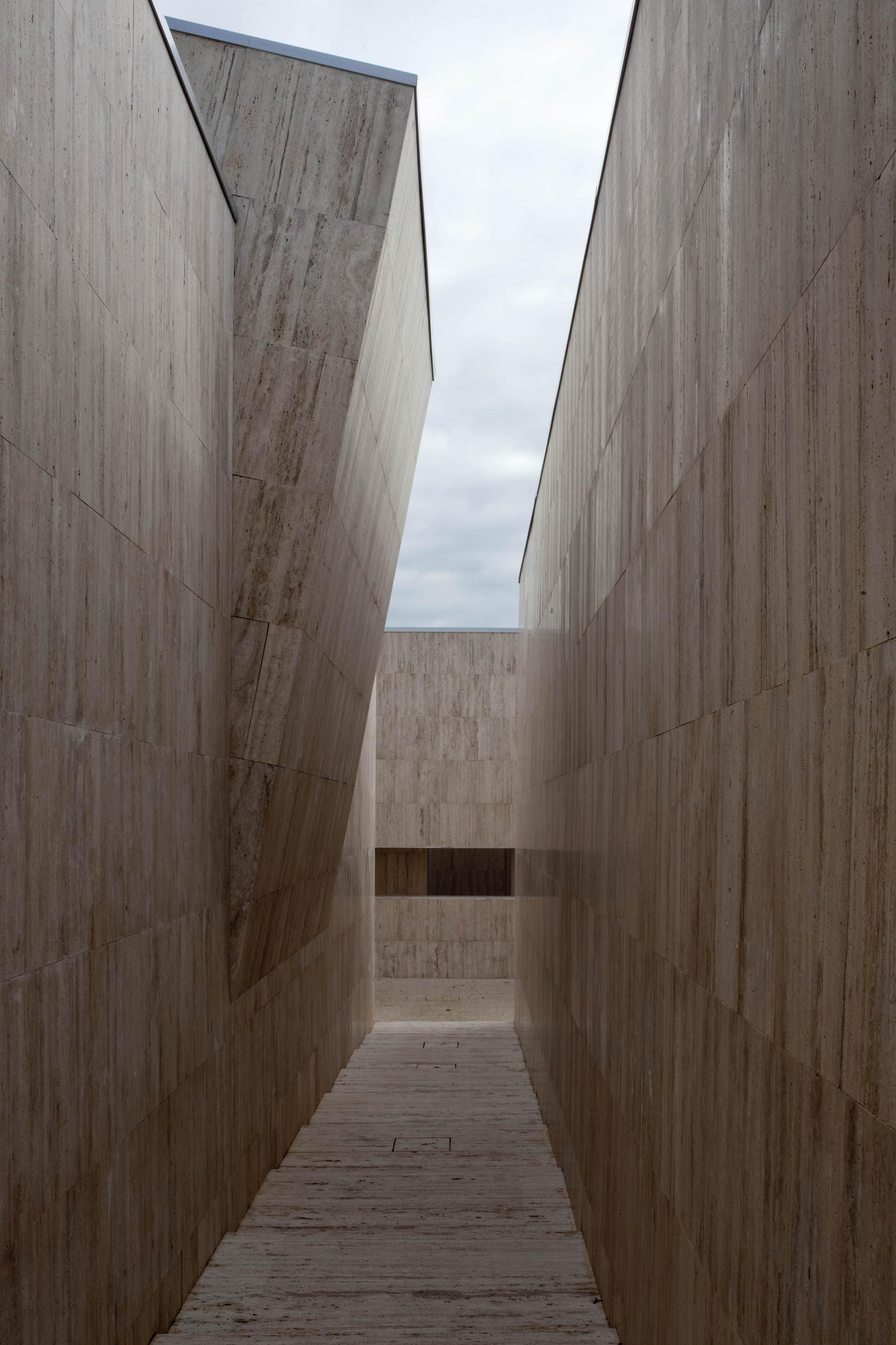 Square of Silence: Enlargement of the Gubbio Cemetery - image 10