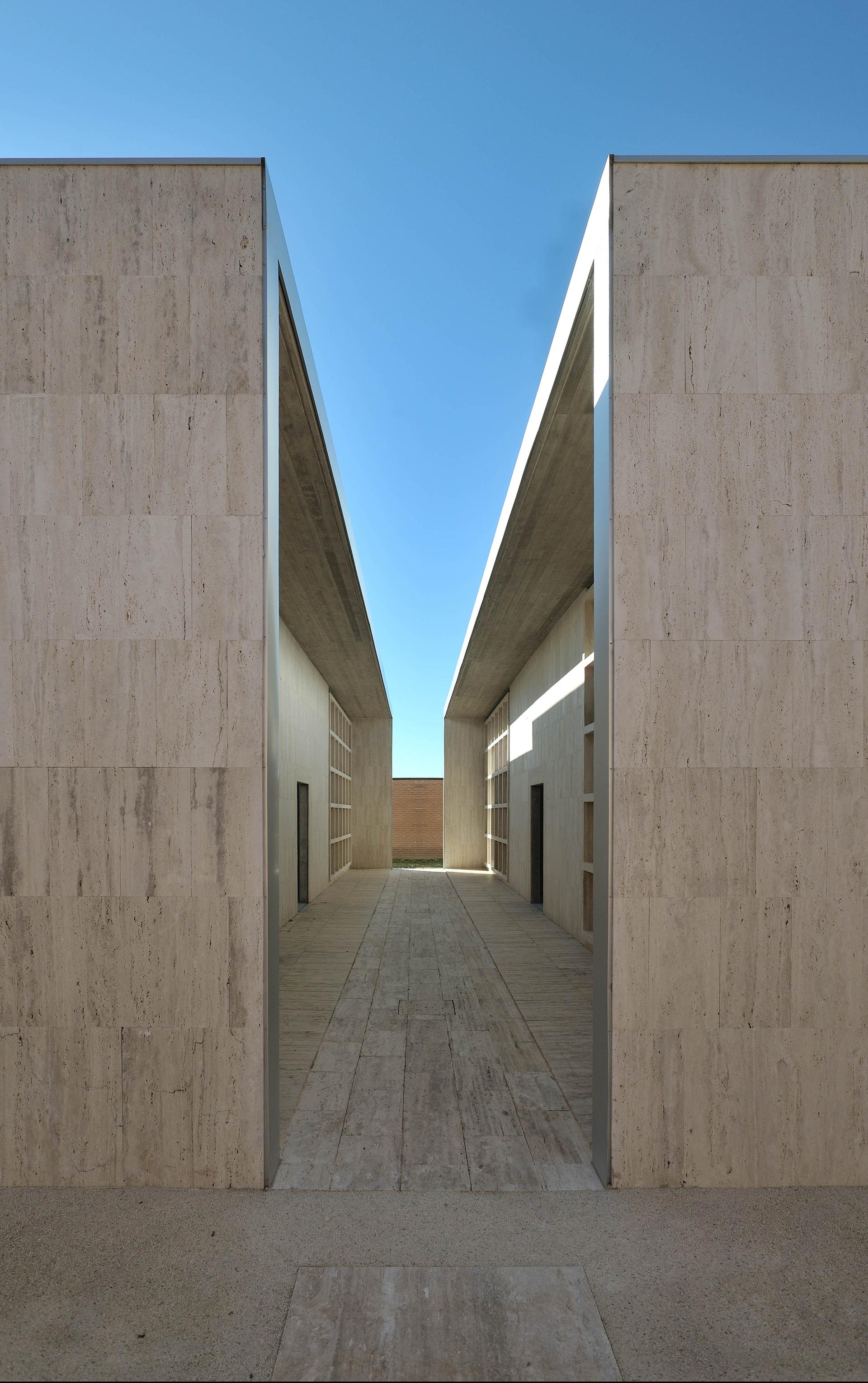 Square of Silence: Enlargement of the Gubbio Cemetery - image 12