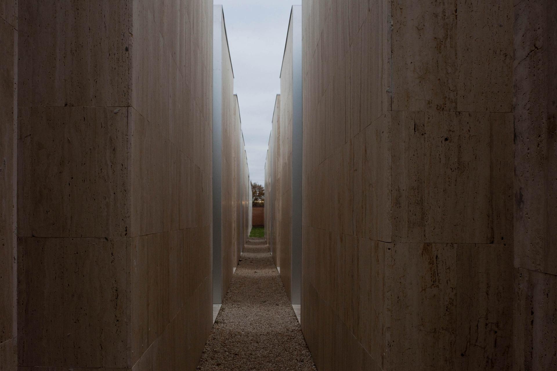 Square of Silence: Enlargement of the Gubbio Cemetery - image 13