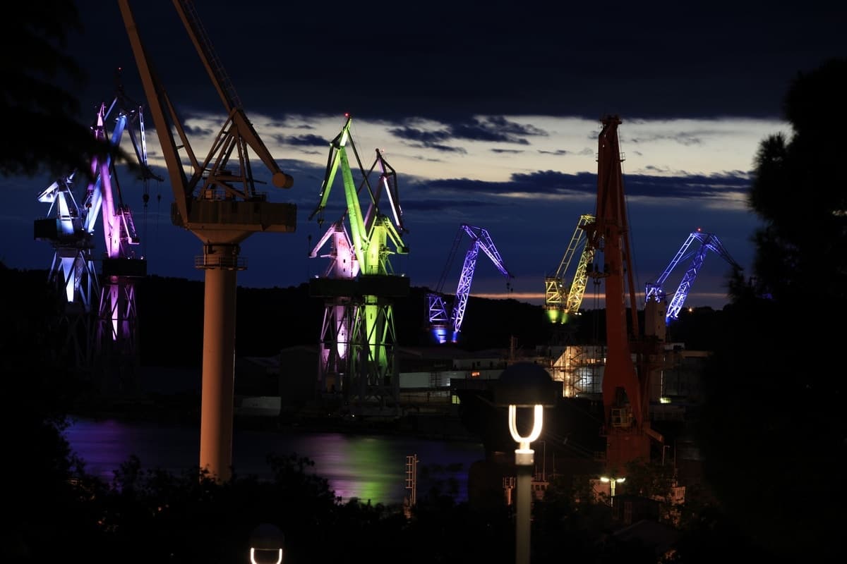 Shipyard Cranes Lighting Giants - image 3