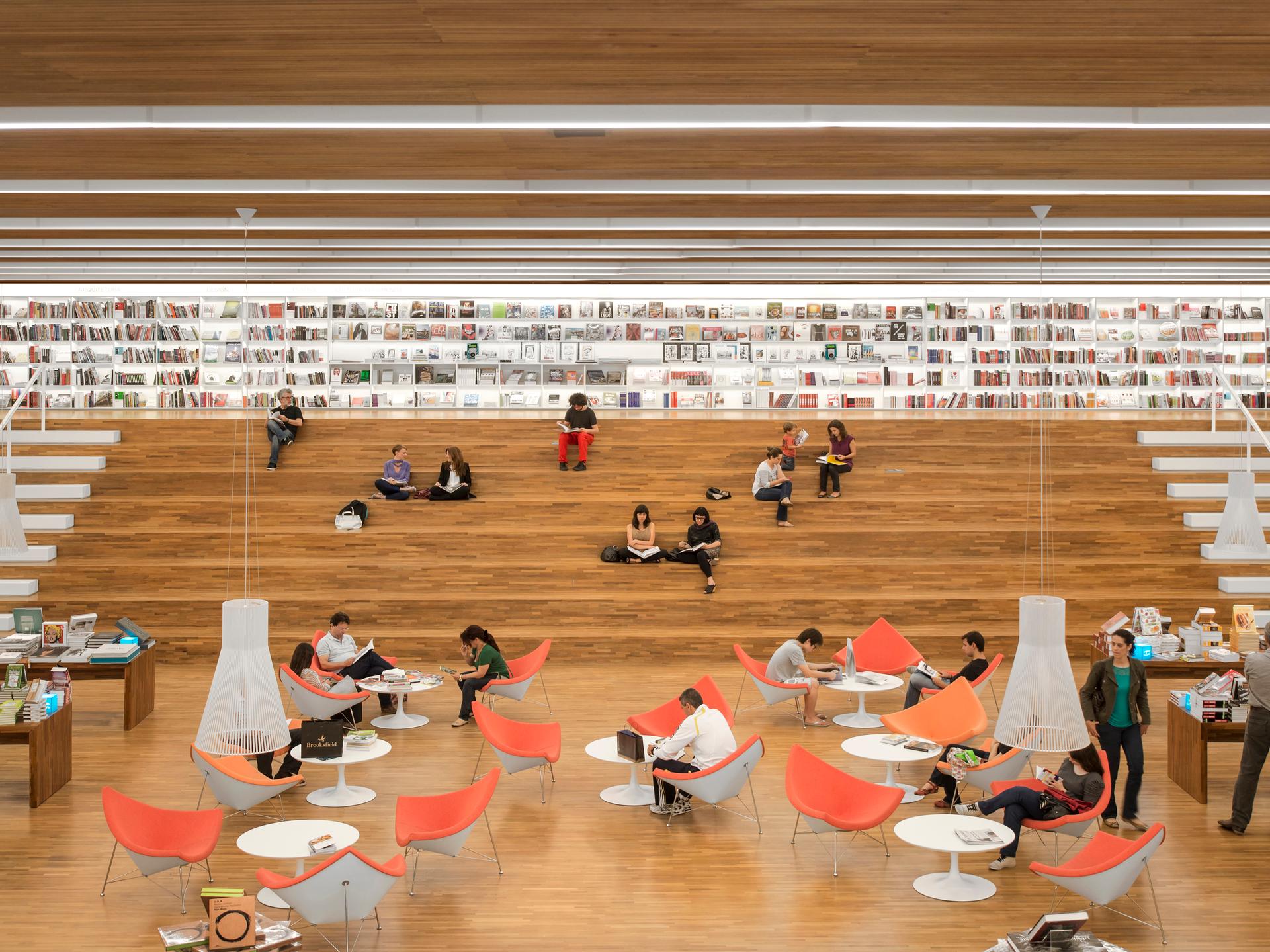 Cultura Bookstore - image 3