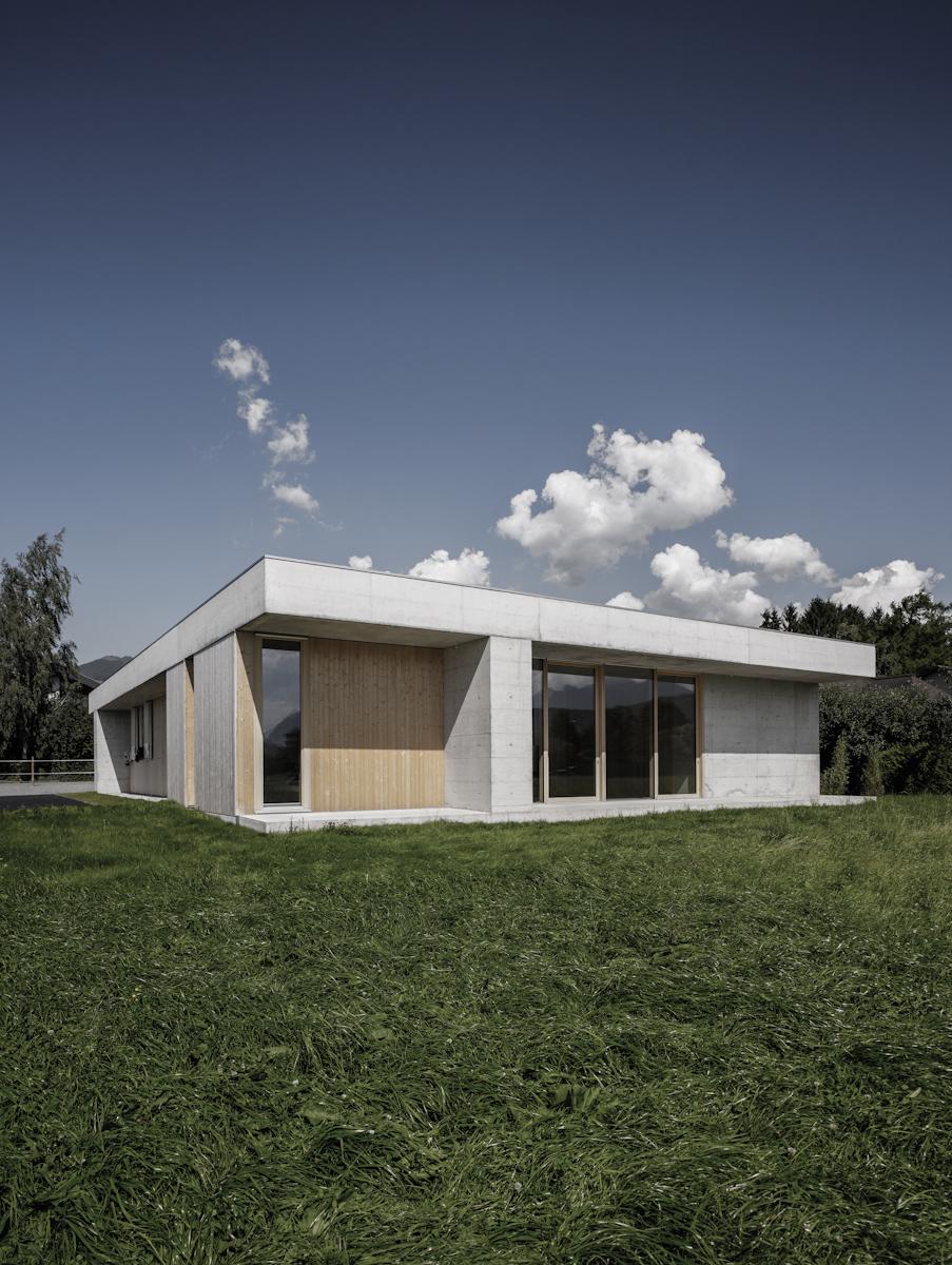 Griss Equine Veterinary Practice + doctor´s apartment - image 3