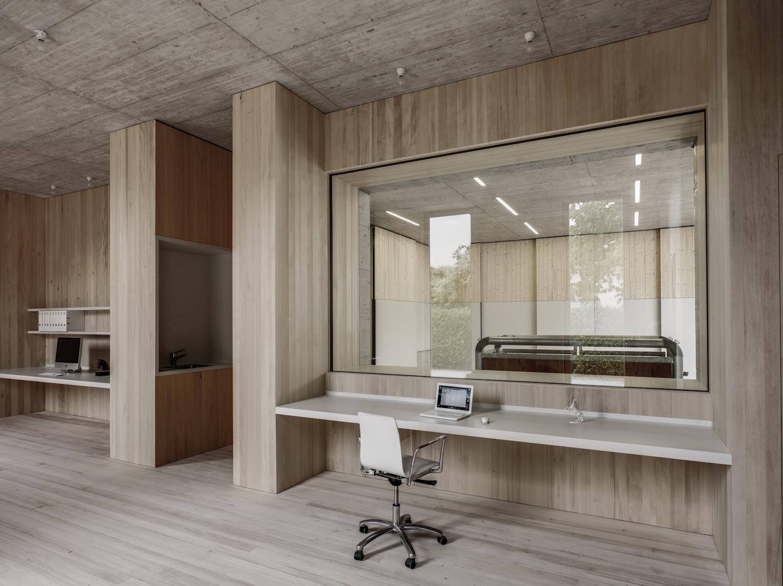 Griss Equine Veterinary Practice + doctor´s apartment - image 10