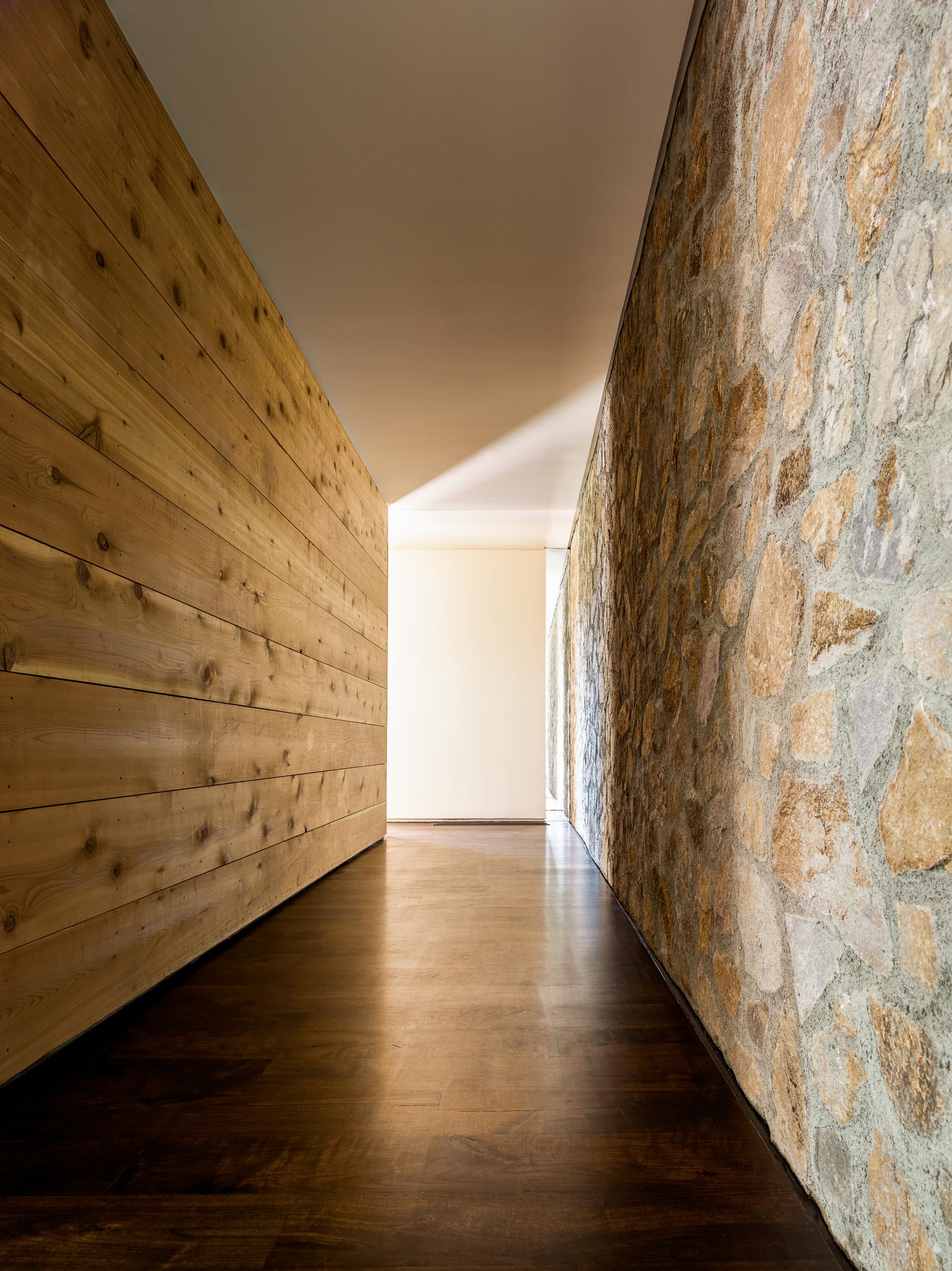 House Set on the Valley Floor - image 13