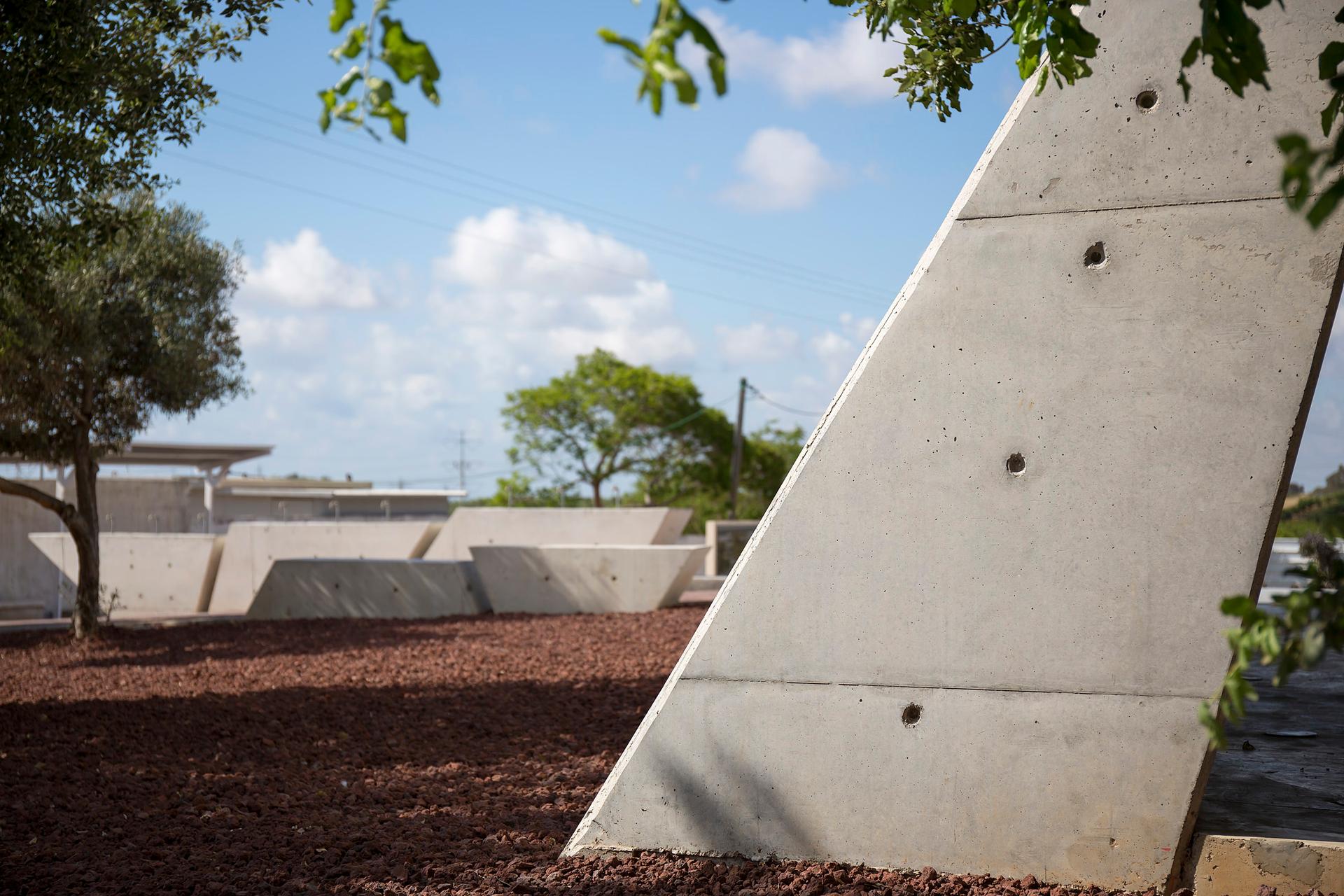 open-sided shelter - image 8