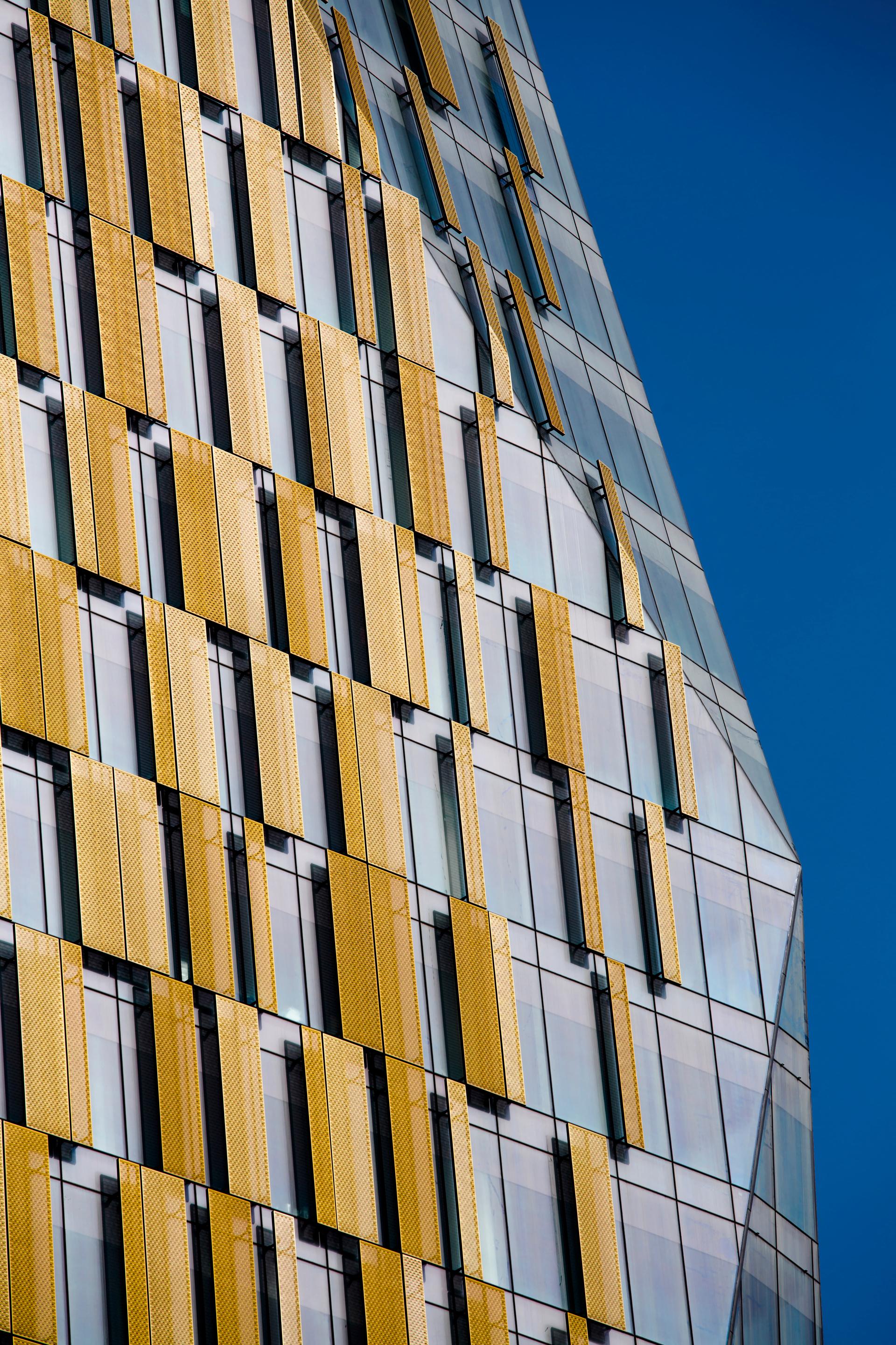 Allianz Tower - image 2
