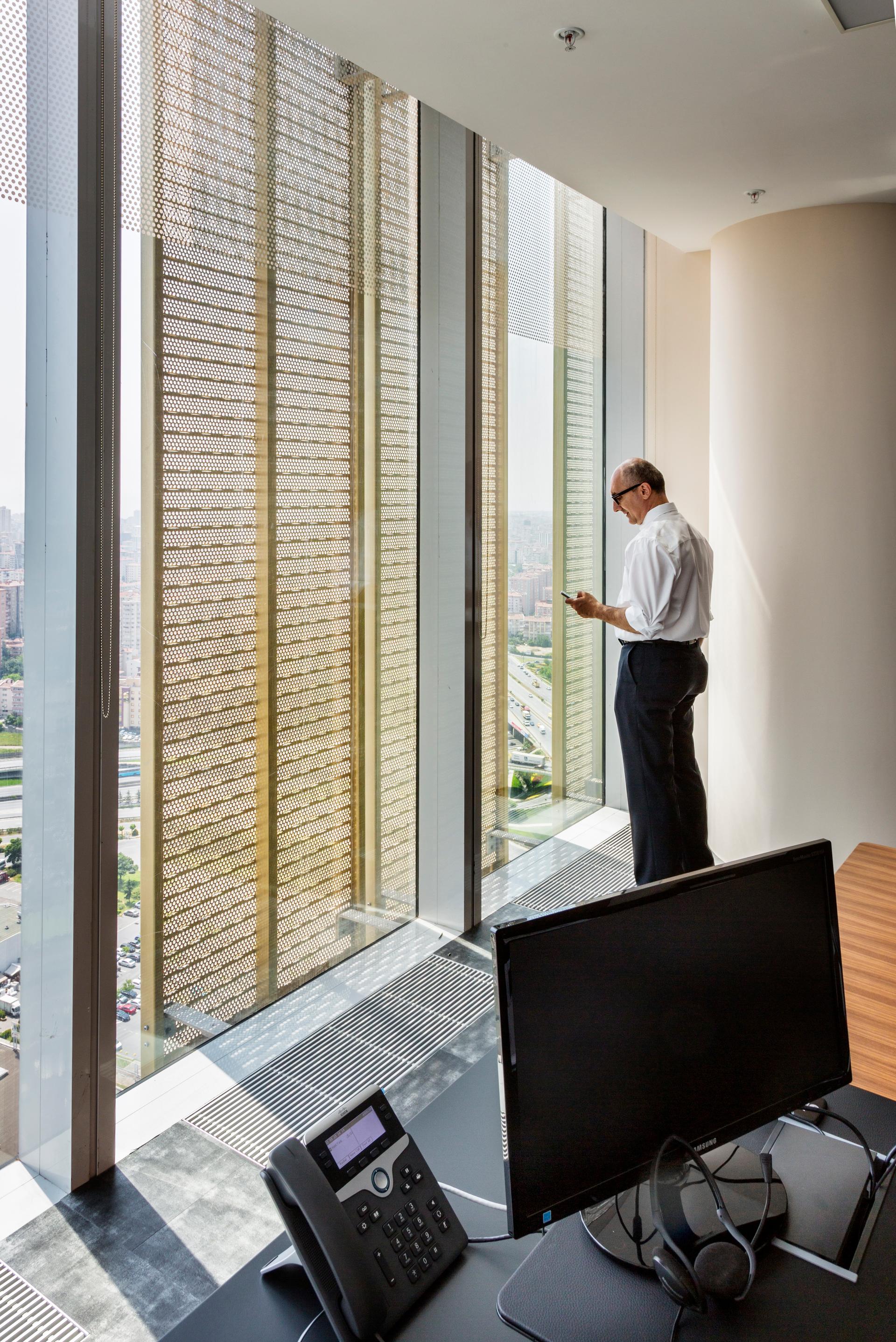 Allianz Tower - image 6