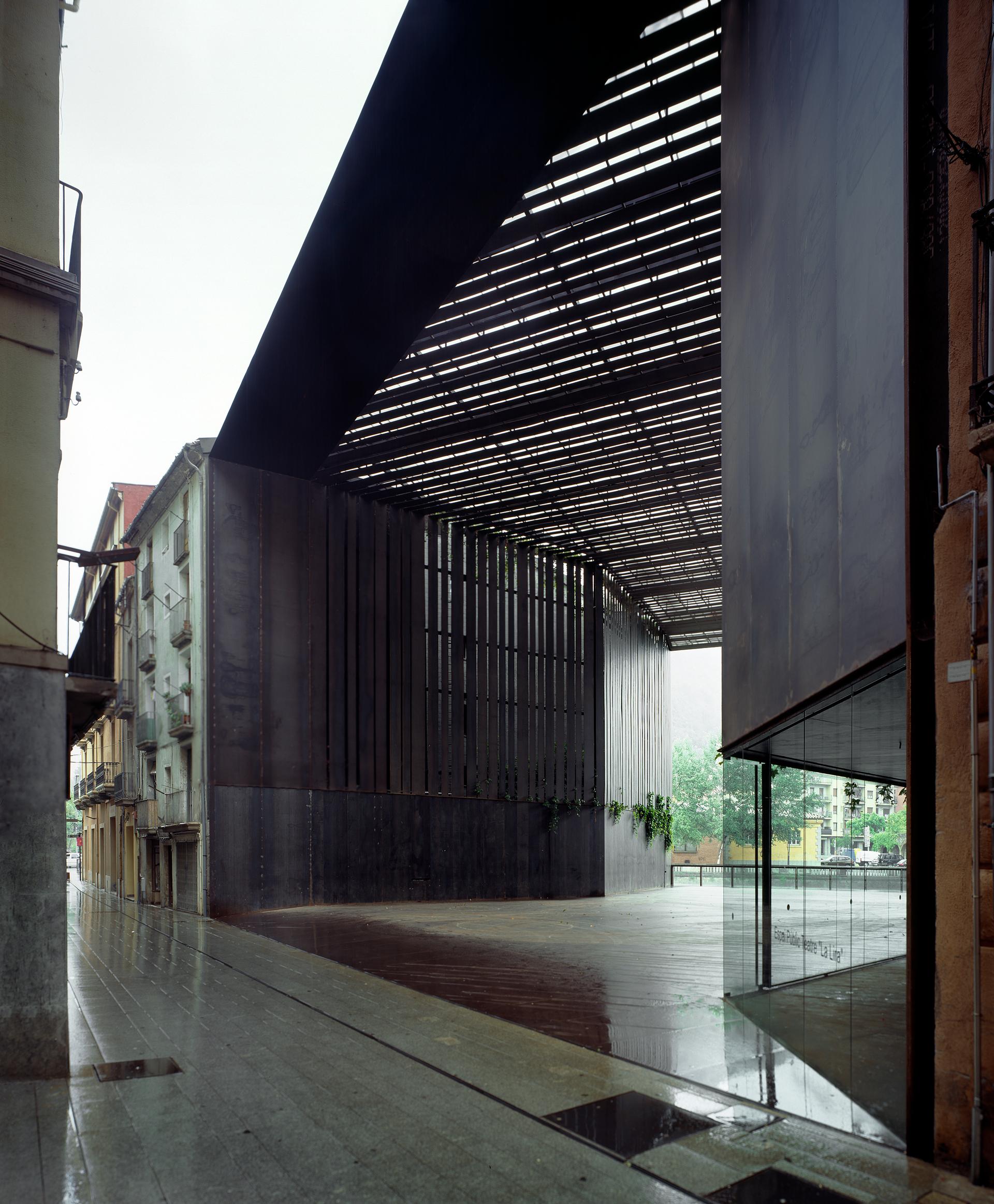 La Lira Theatre. Public Space - image 5