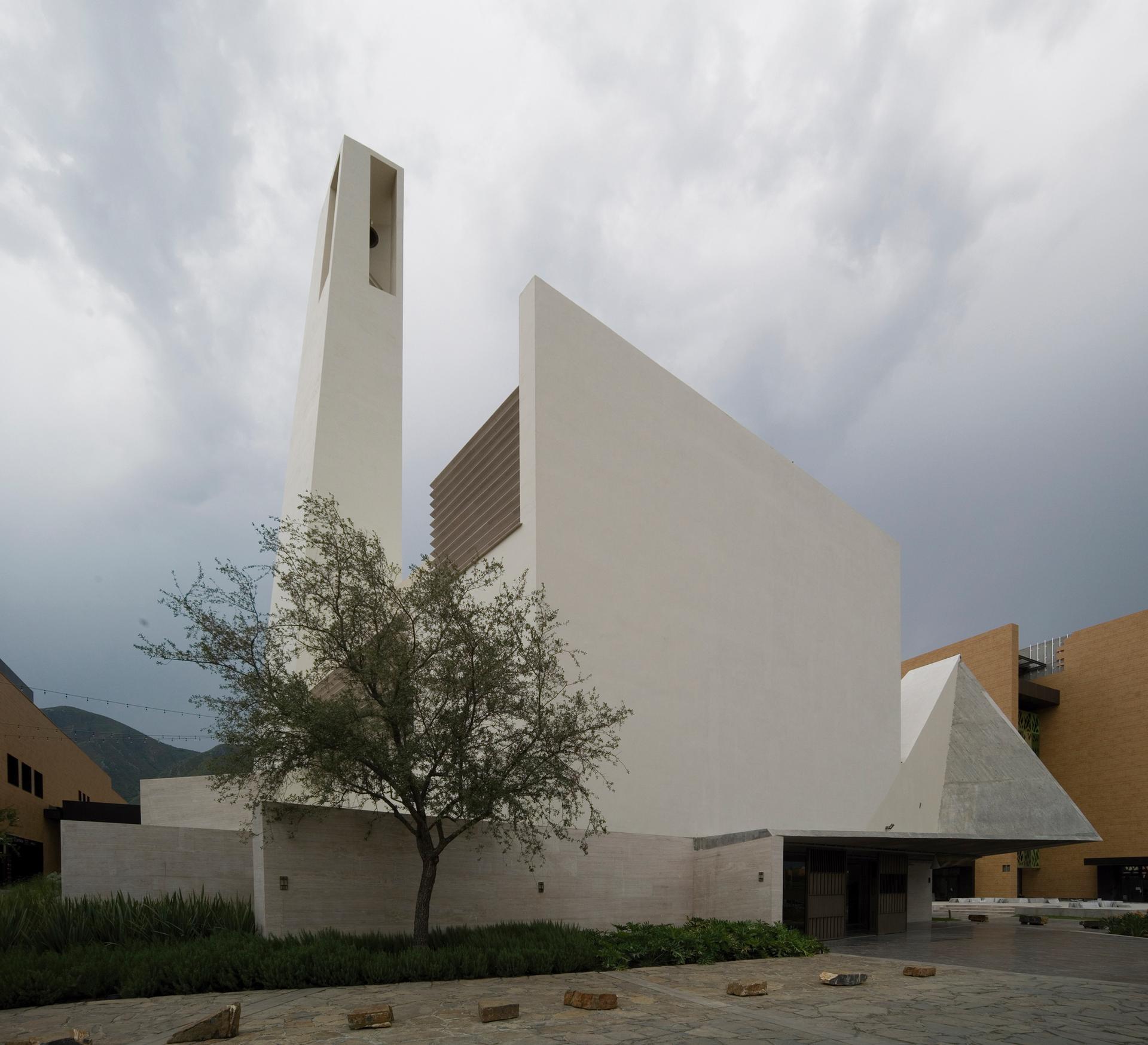 Parish Church in Pueblo Serena, Monterrey - image 3