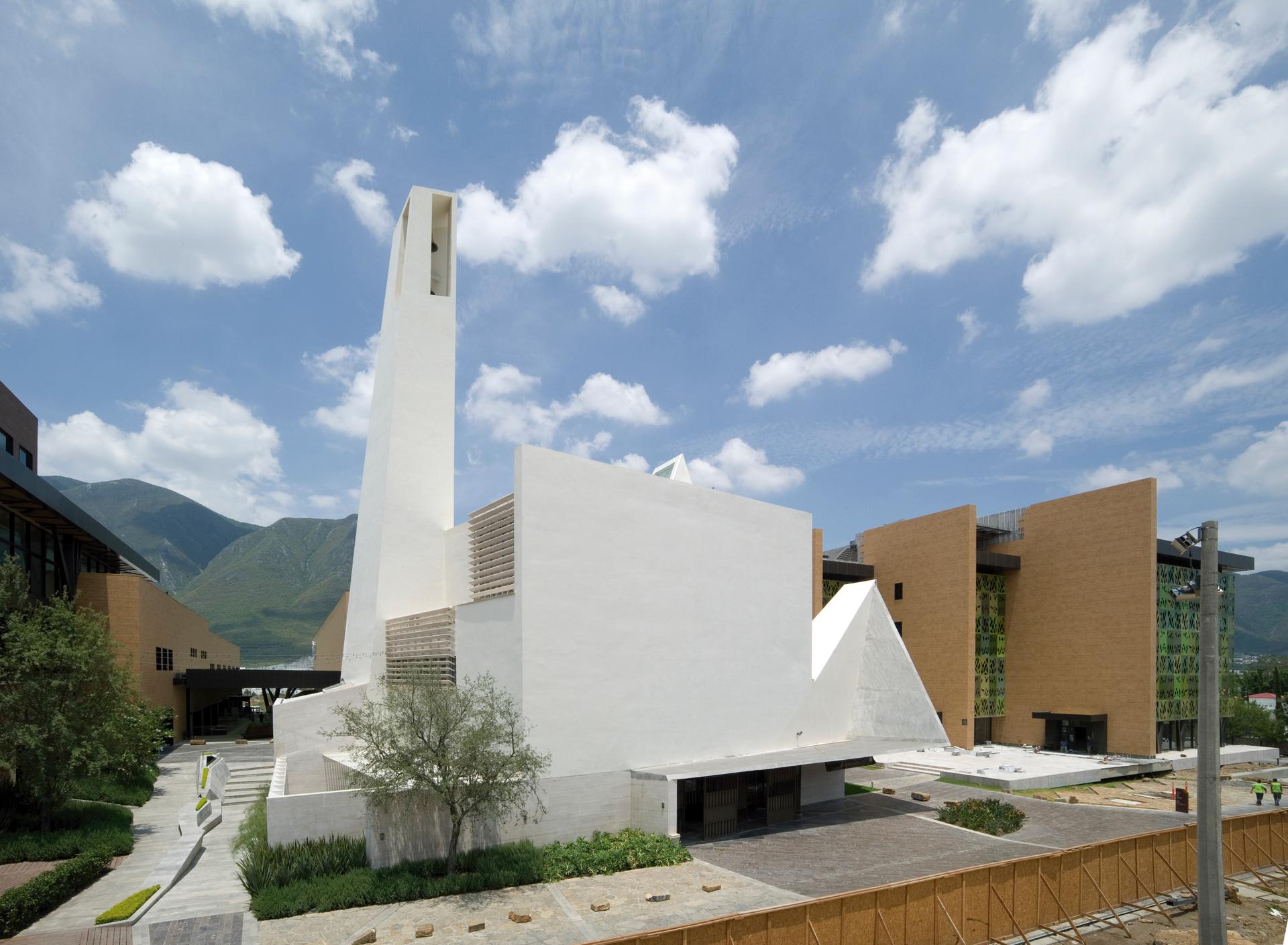 Parish Church in Pueblo Serena, Monterrey - image 4