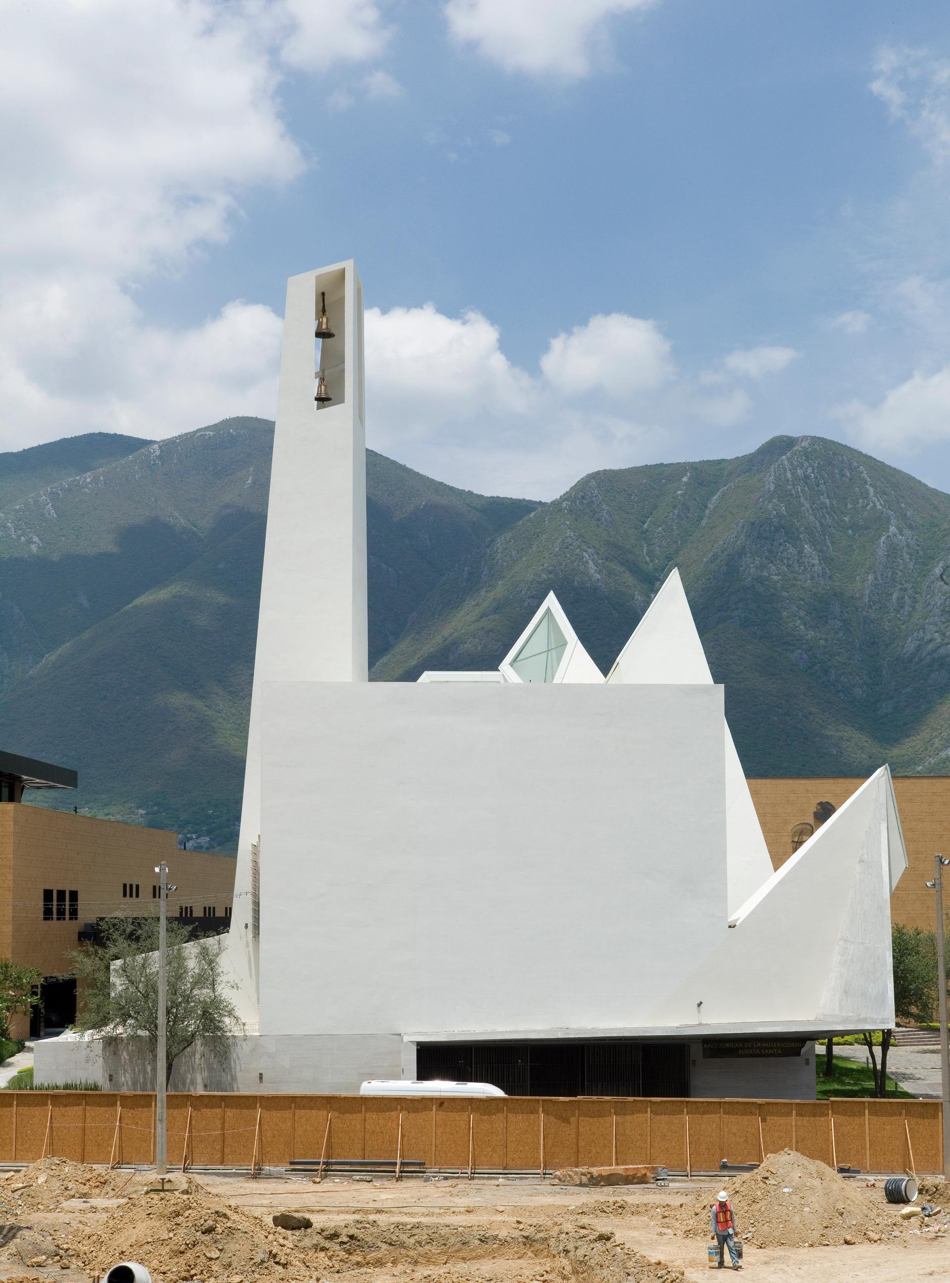 Parish Church in Pueblo Serena, Monterrey - image 5
