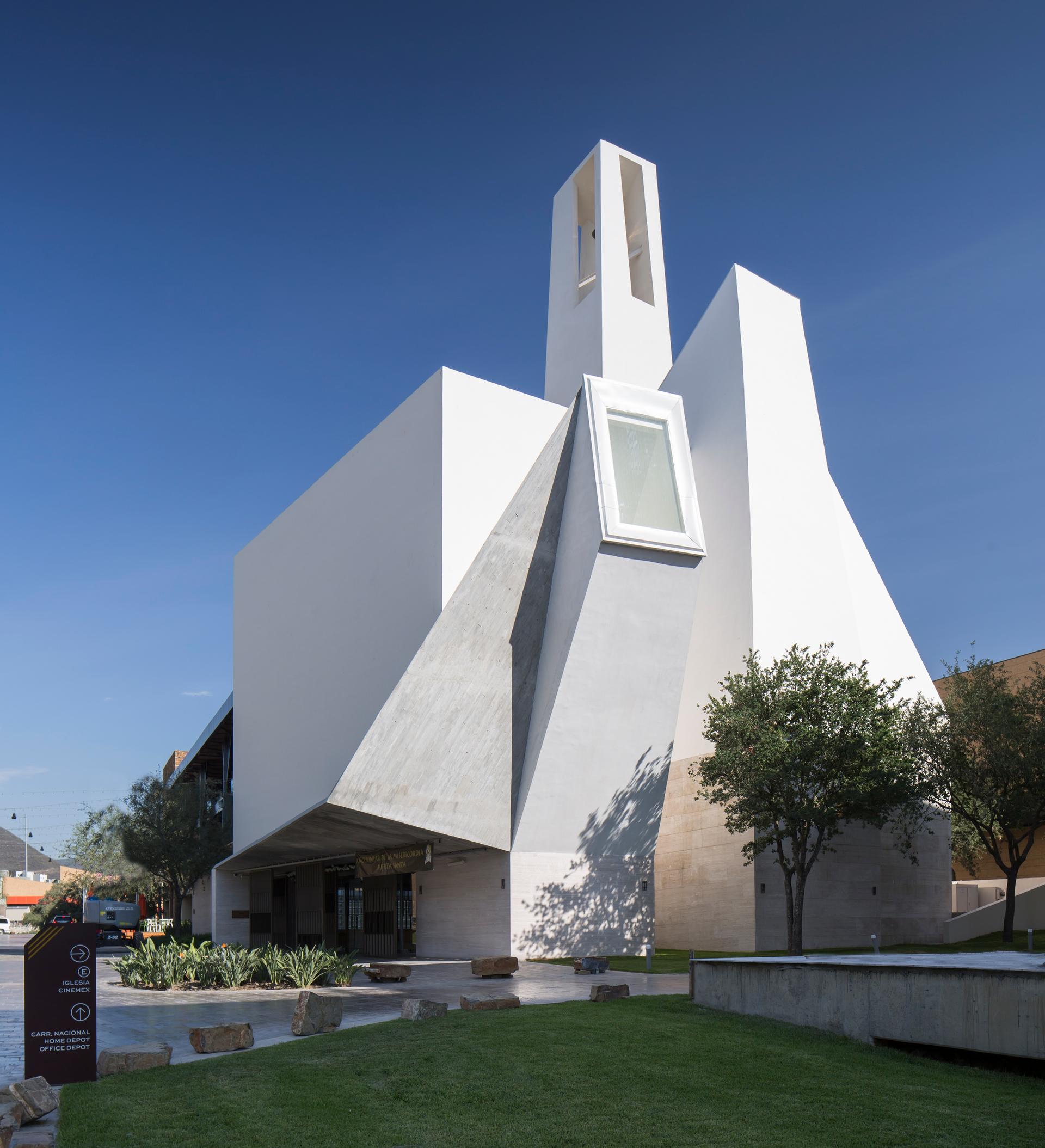 Parish Church in Pueblo Serena, Monterrey - image 6