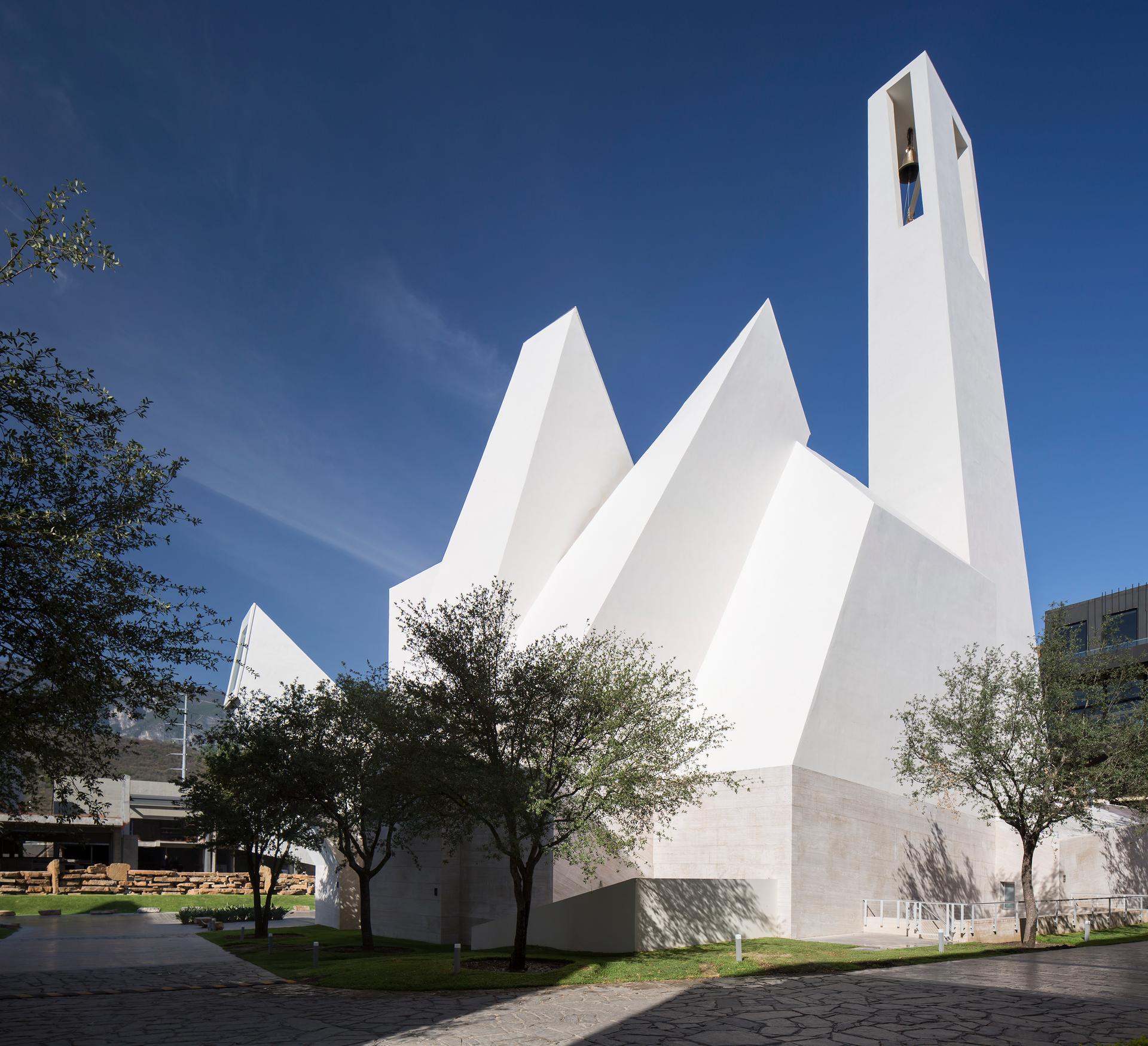 Parish Church in Pueblo Serena, Monterrey - image 2