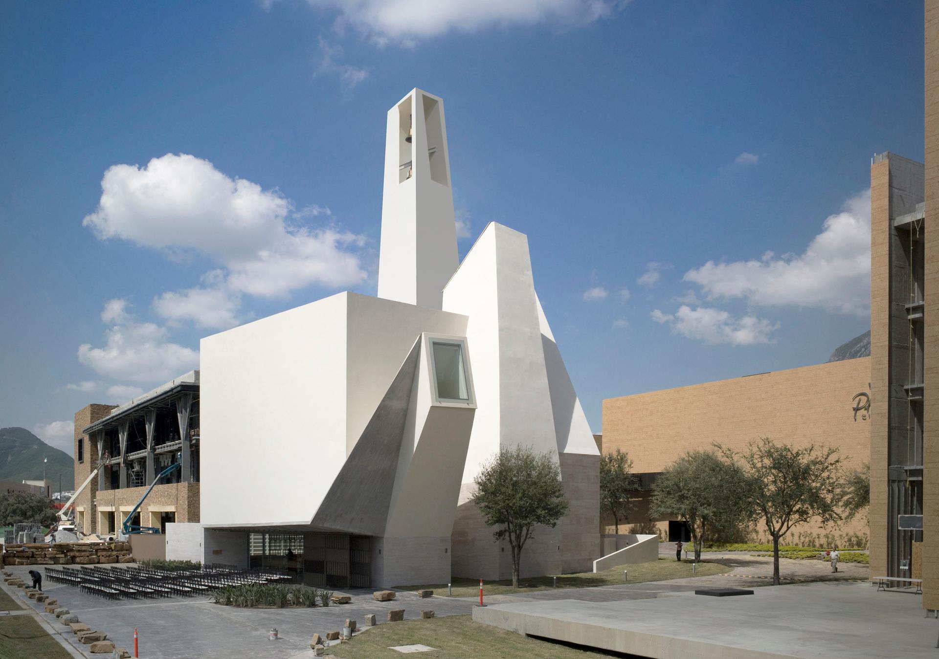 Parish Church in Pueblo Serena, Monterrey - image 10