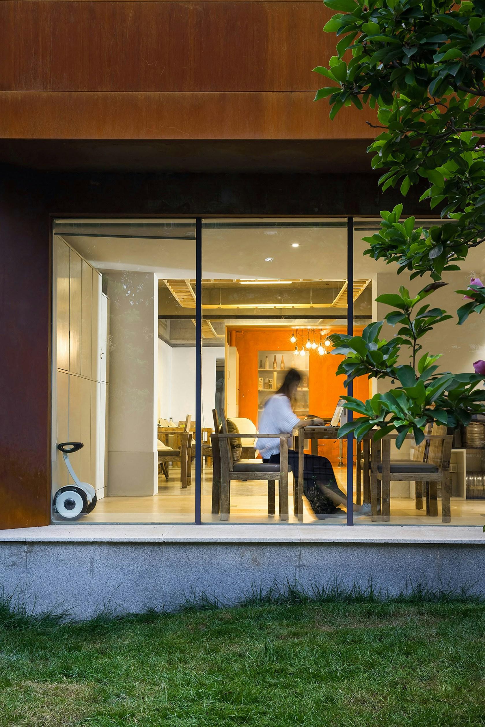 Office design for Blue Moon Films: A Line between Time - image 5