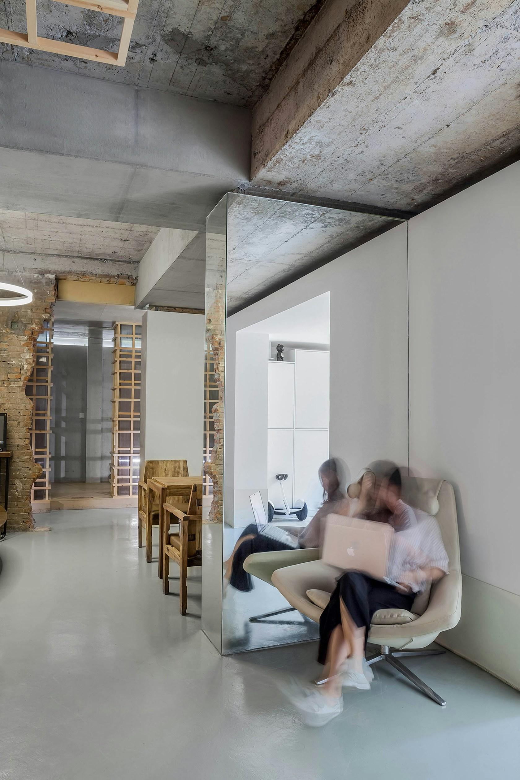 Office design for Blue Moon Films: A Line between Time - image 7