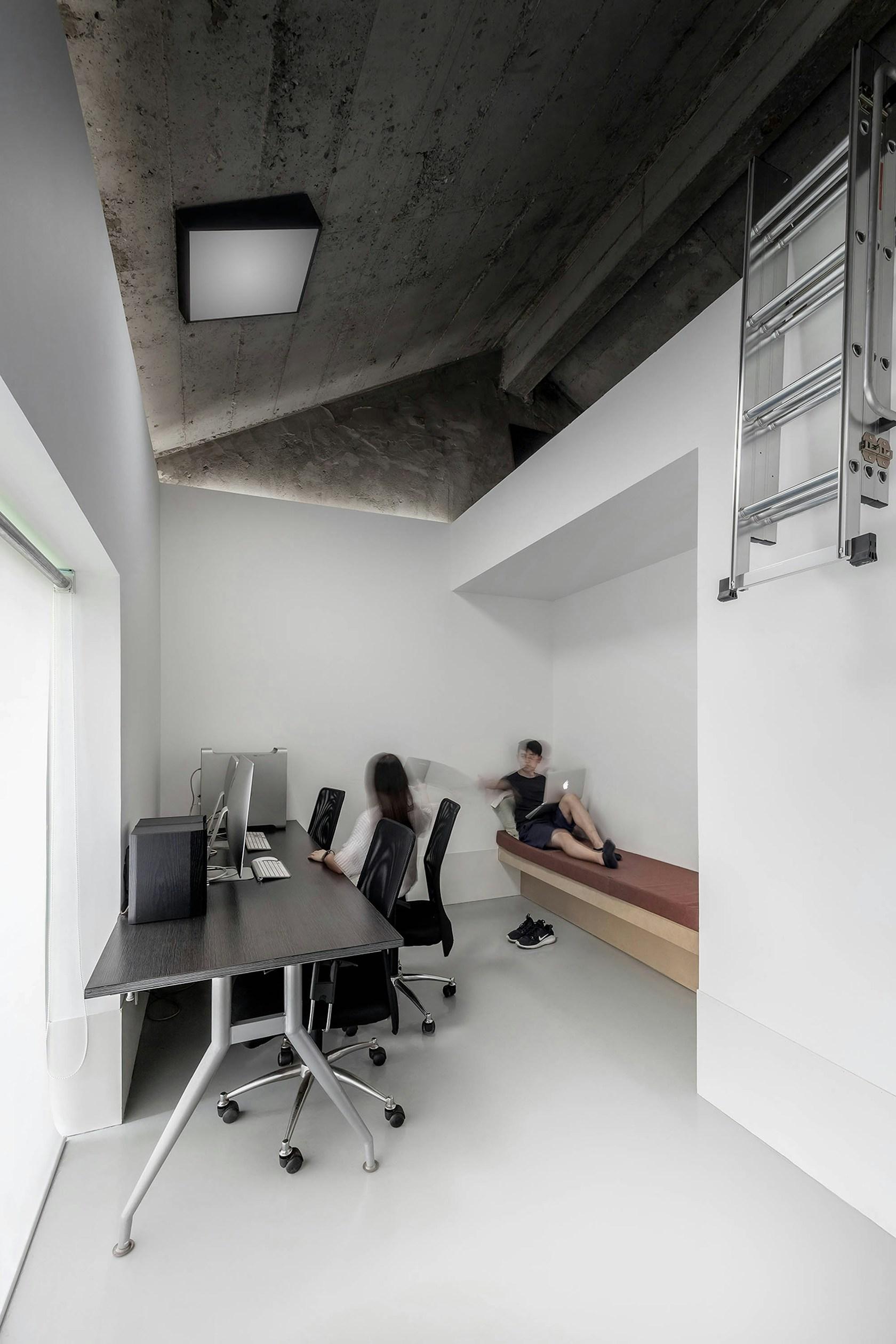 Office design for Blue Moon Films: A Line between Time - image 8