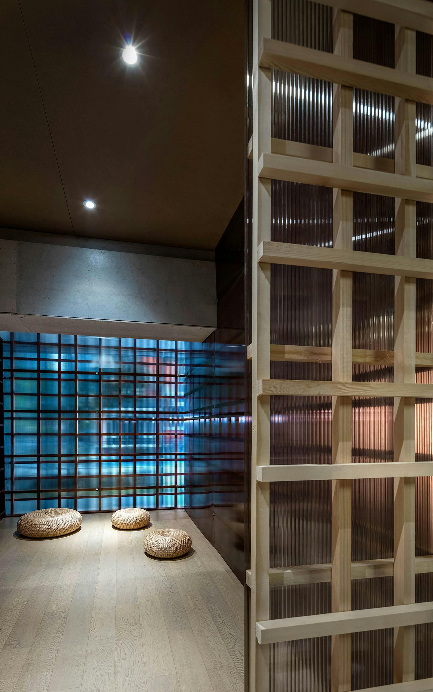 Office design for Blue Moon Films: A Line between Time - image 12