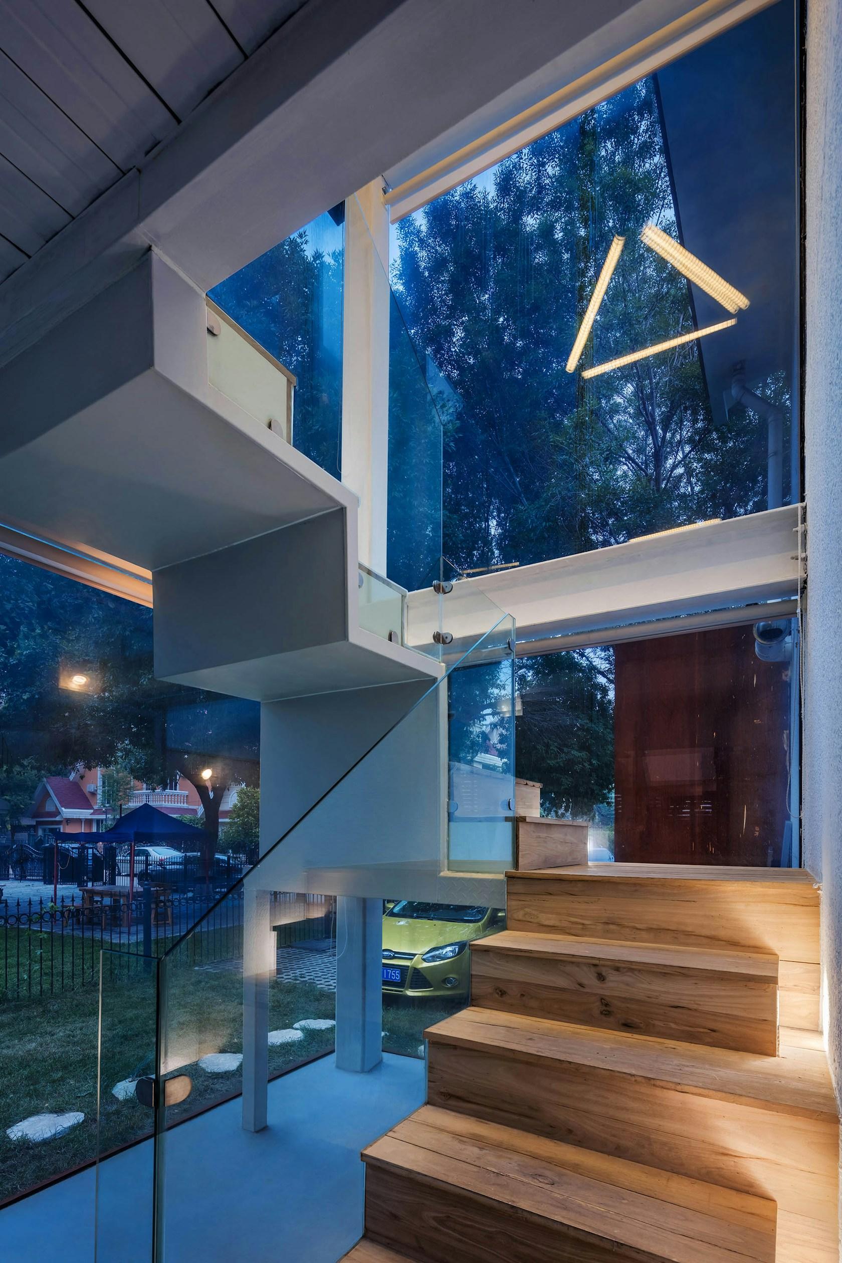Office design for Blue Moon Films: A Line between Time - image 15