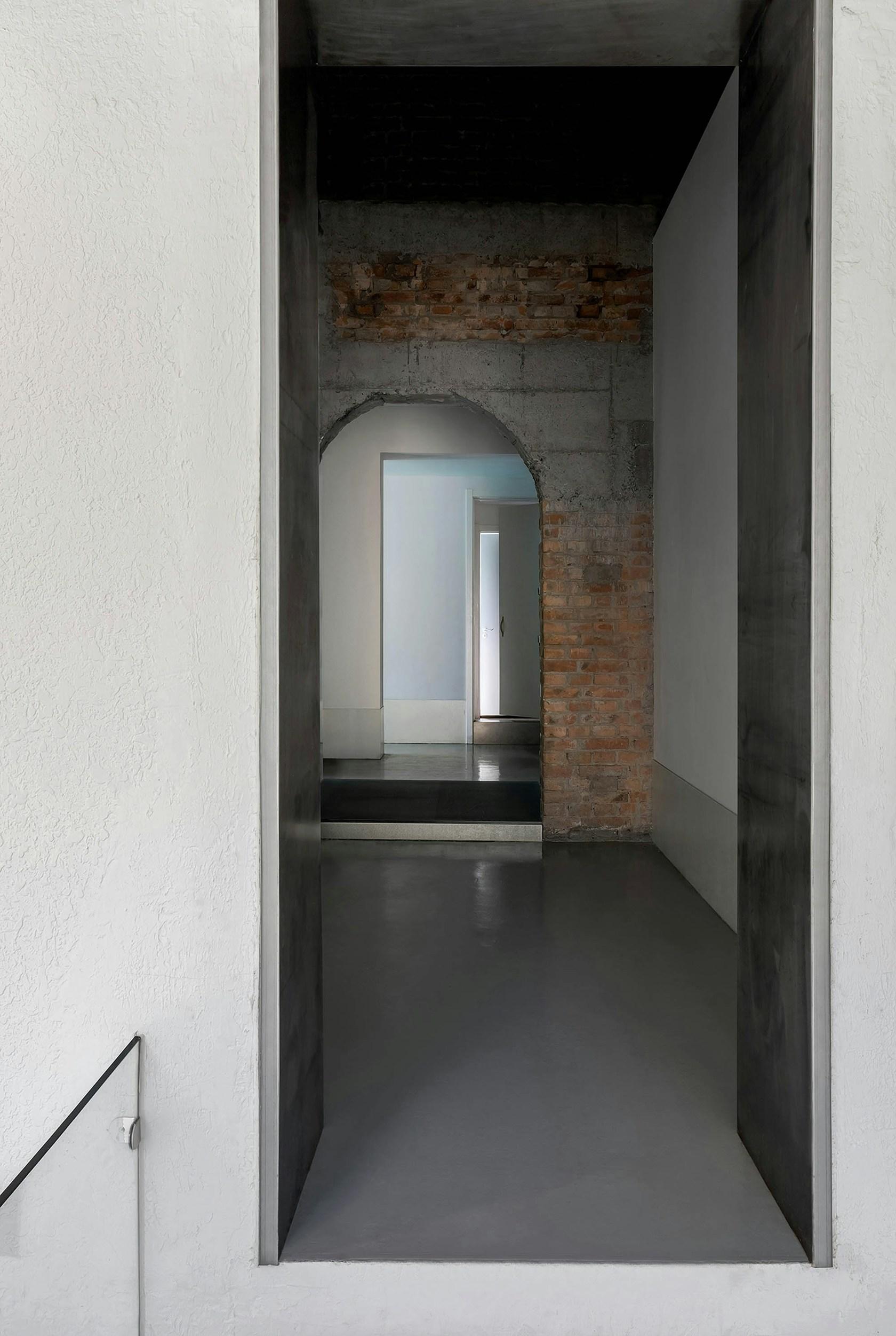 Office design for Blue Moon Films: A Line between Time - image 17