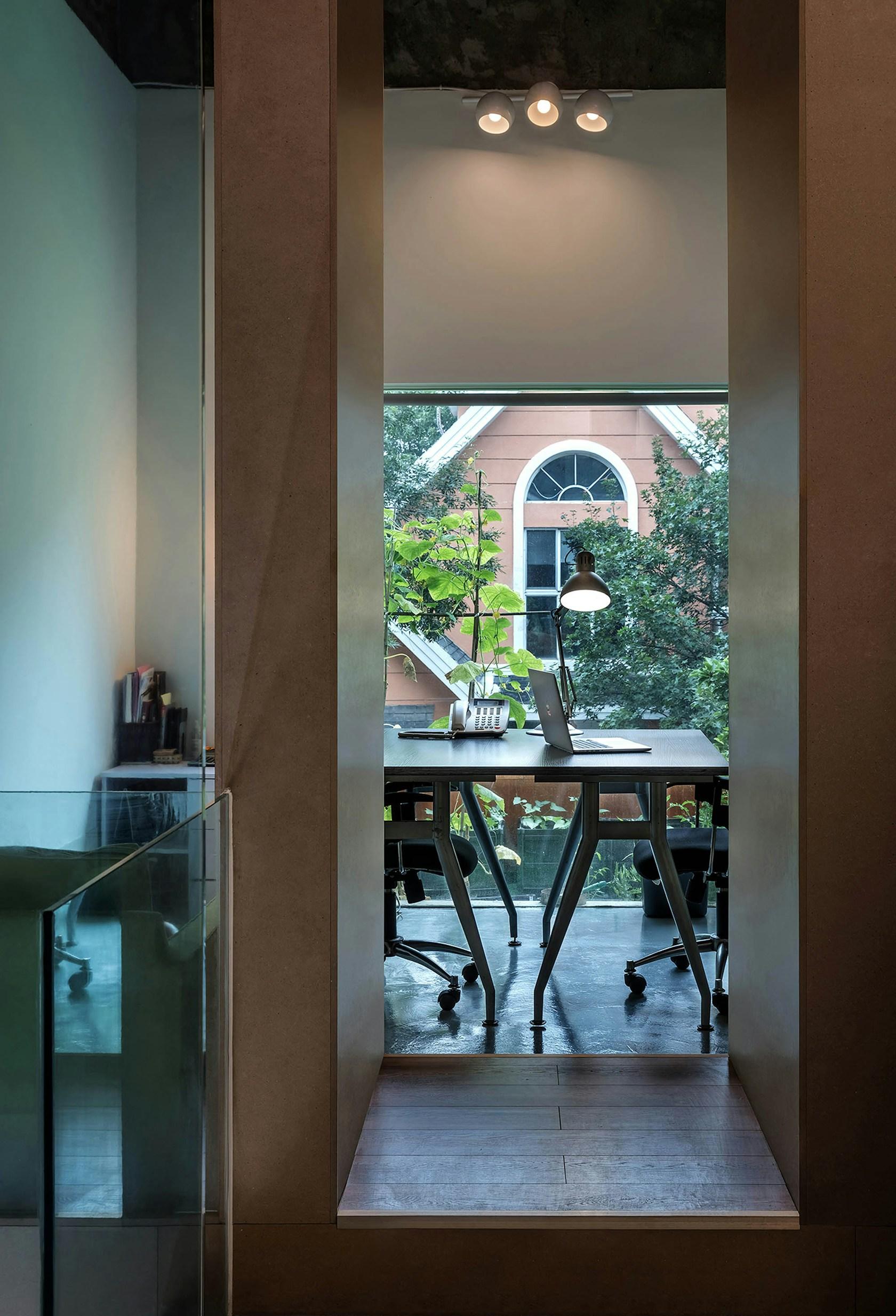 Office design for Blue Moon Films: A Line between Time - image 18