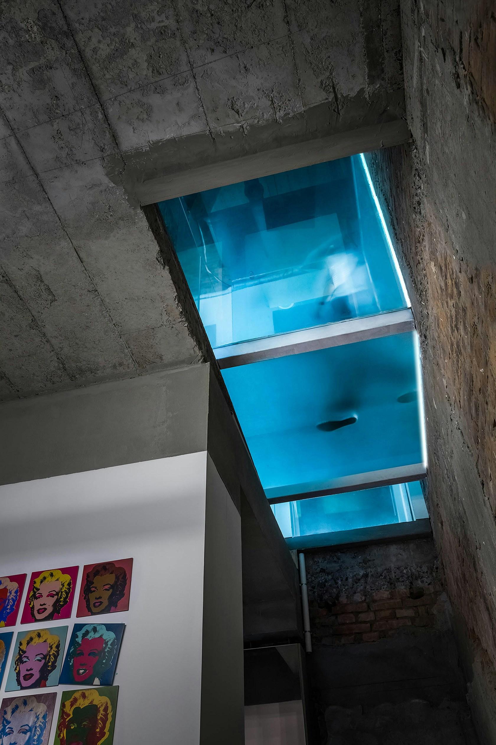 Office design for Blue Moon Films: A Line between Time - image 19