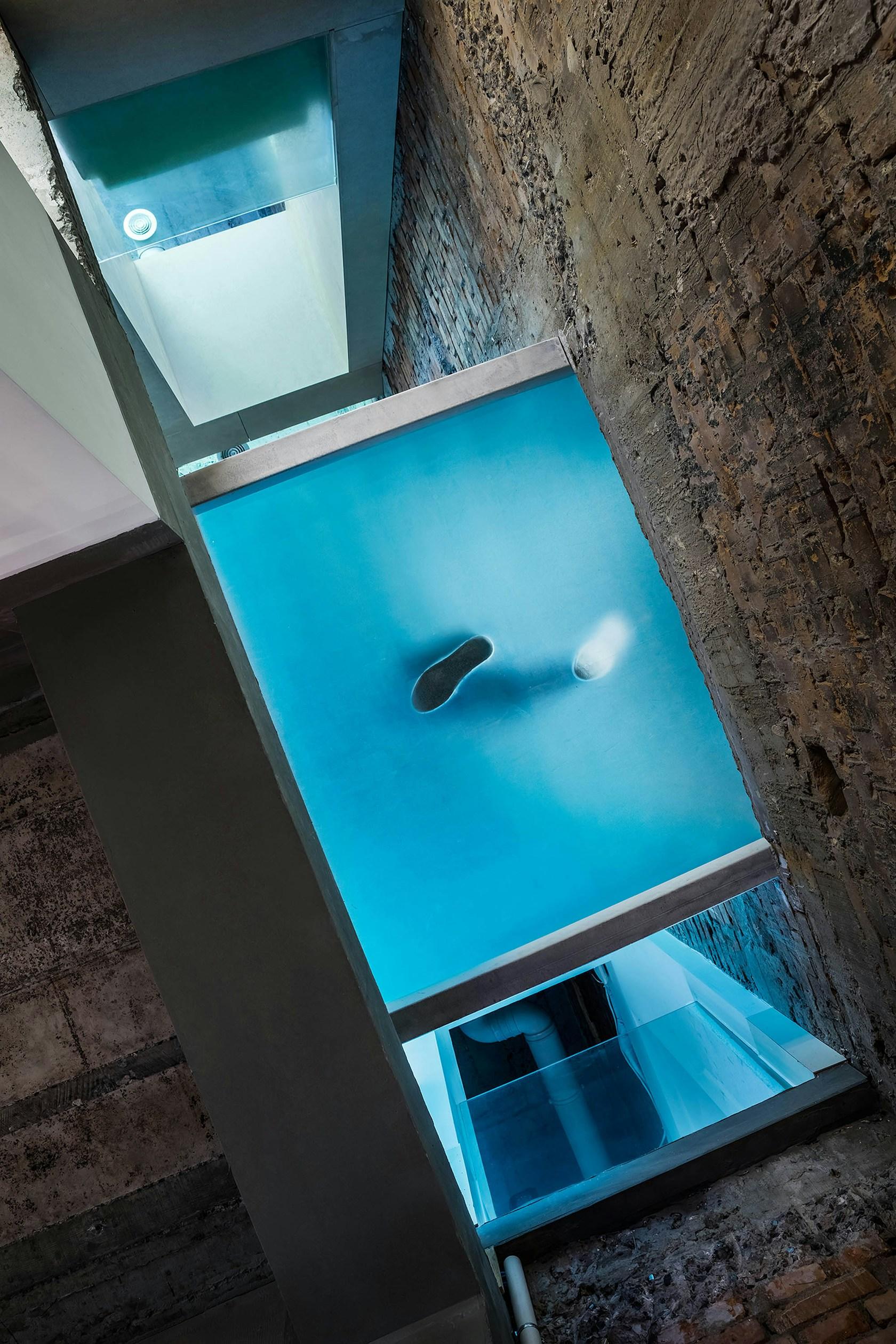 Office design for Blue Moon Films: A Line between Time - image 20