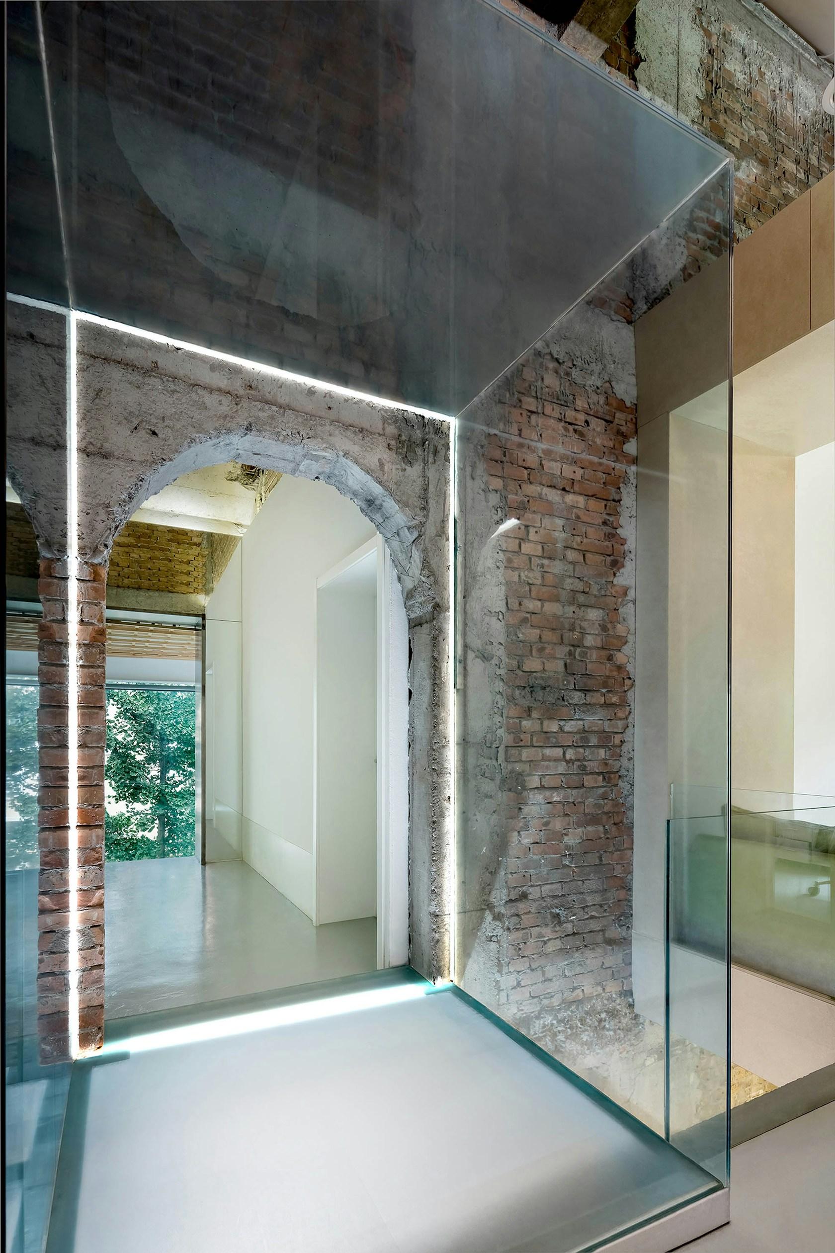 Office design for Blue Moon Films: A Line between Time - image 21
