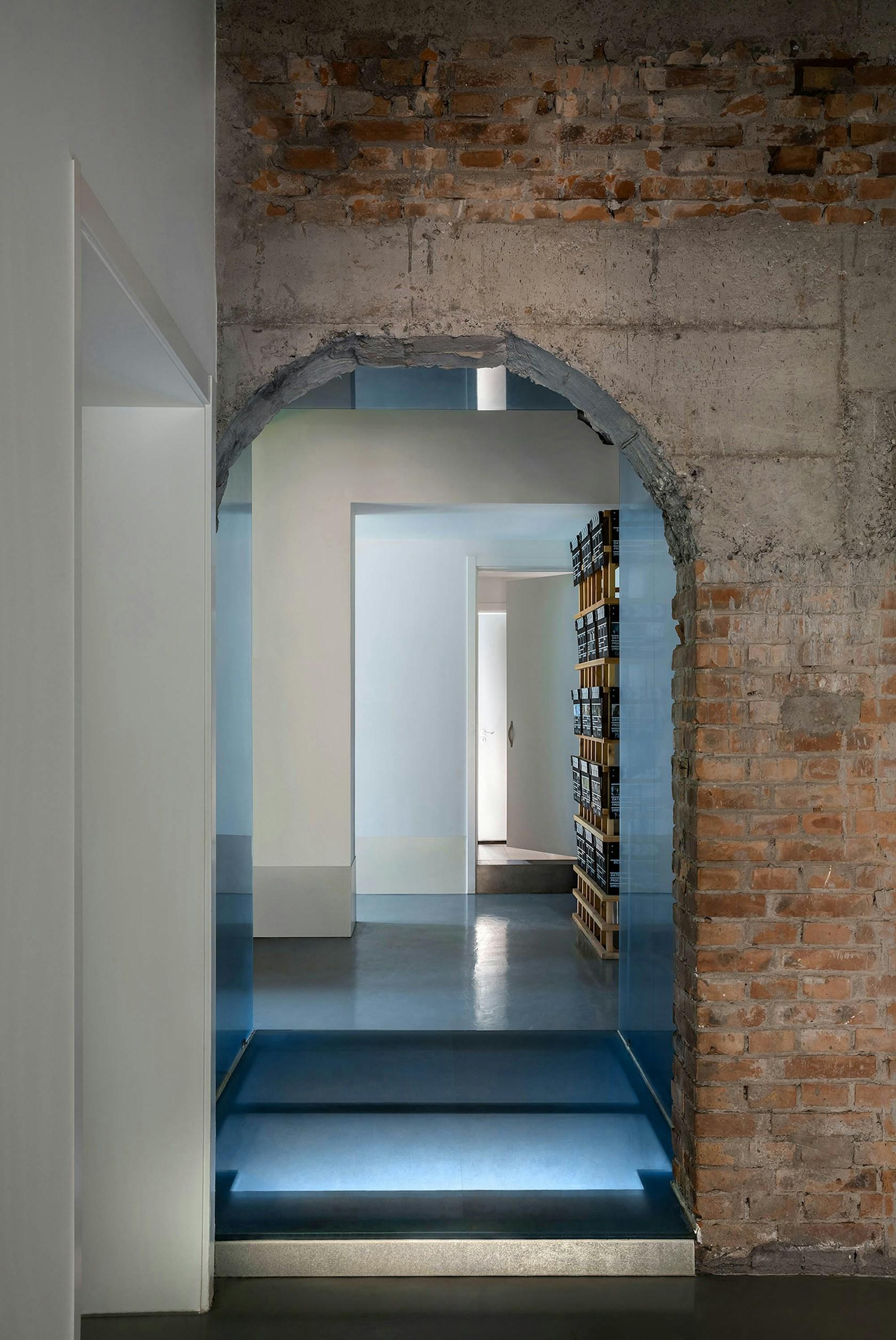 Office design for Blue Moon Films: A Line between Time - image 22