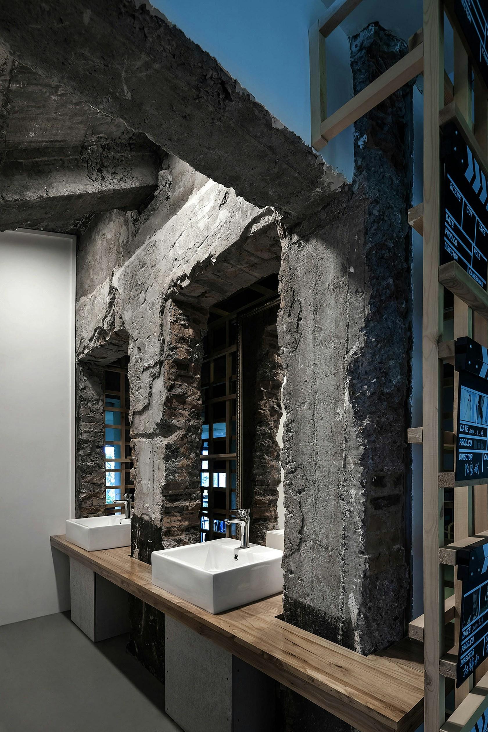 Office design for Blue Moon Films: A Line between Time - image 23