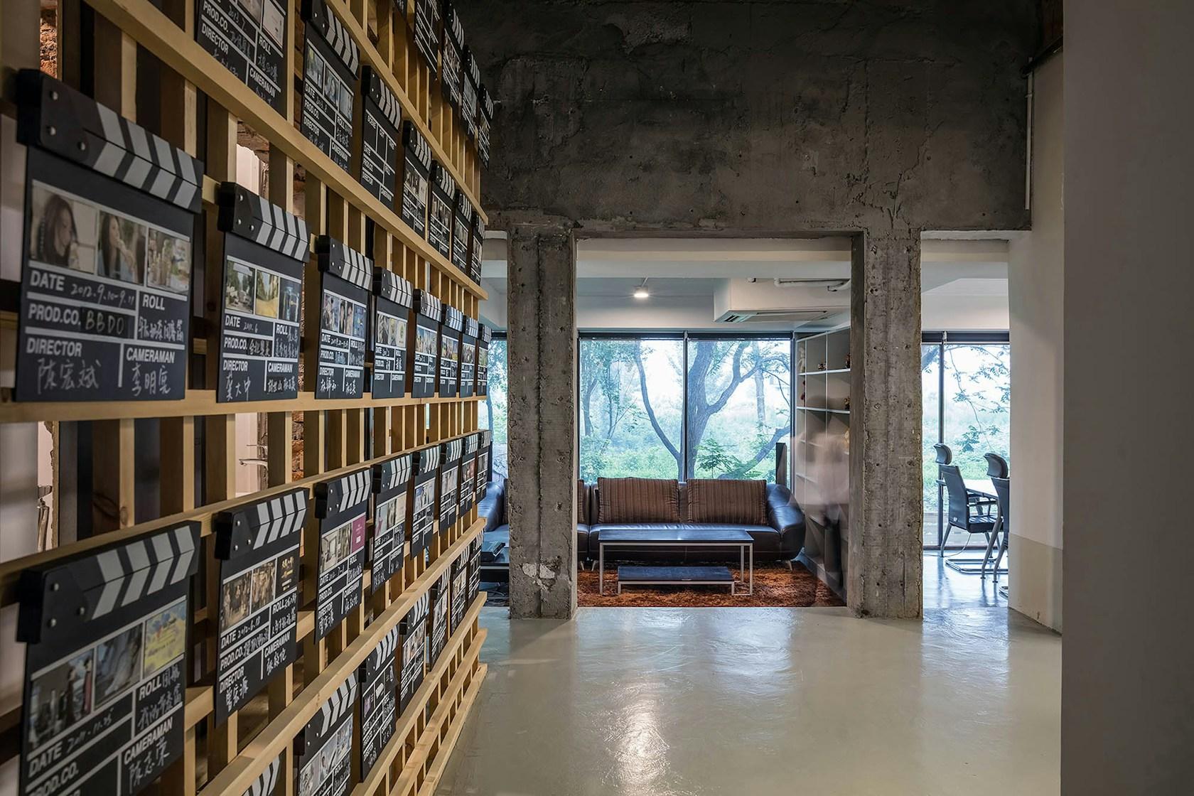 Office design for Blue Moon Films: A Line between Time - image 24