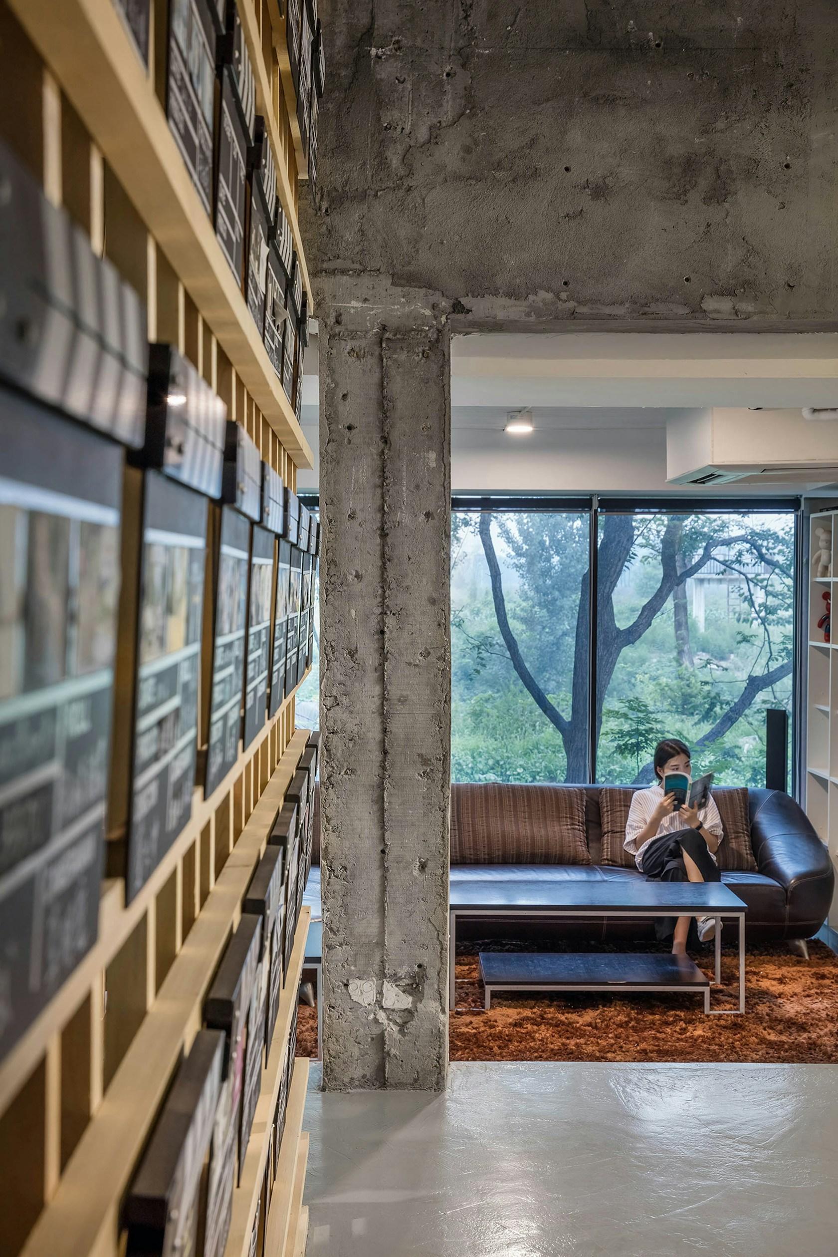 Office design for Blue Moon Films: A Line between Time - image 25