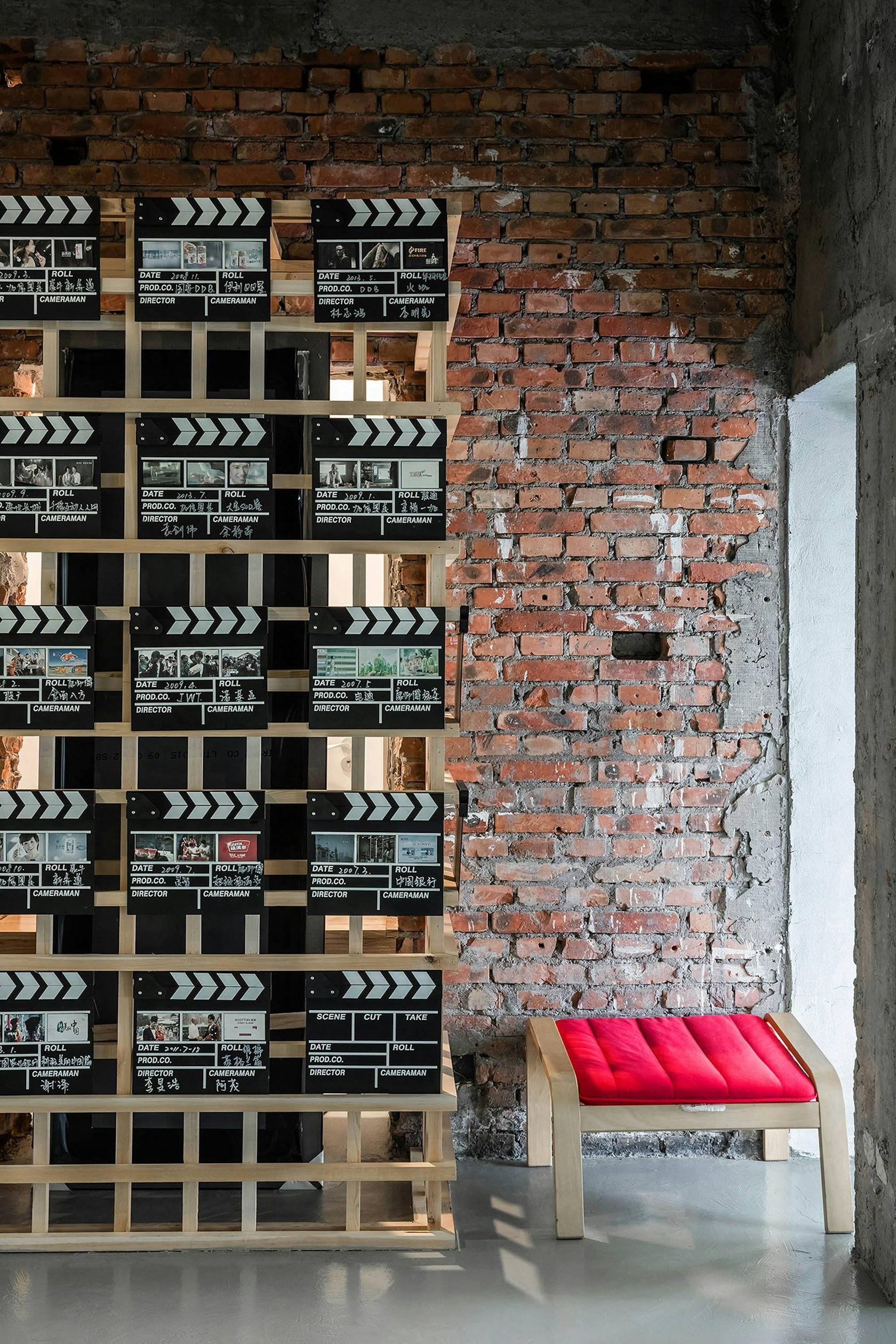 Office design for Blue Moon Films: A Line between Time - image 26