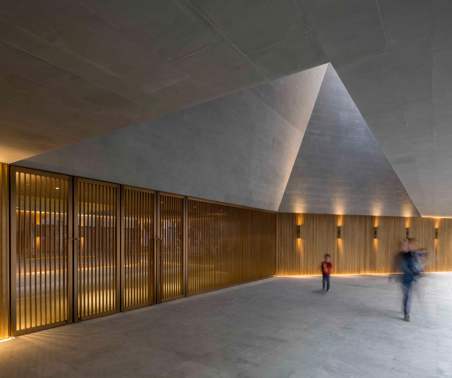 New Shanghai Theatre - image 4