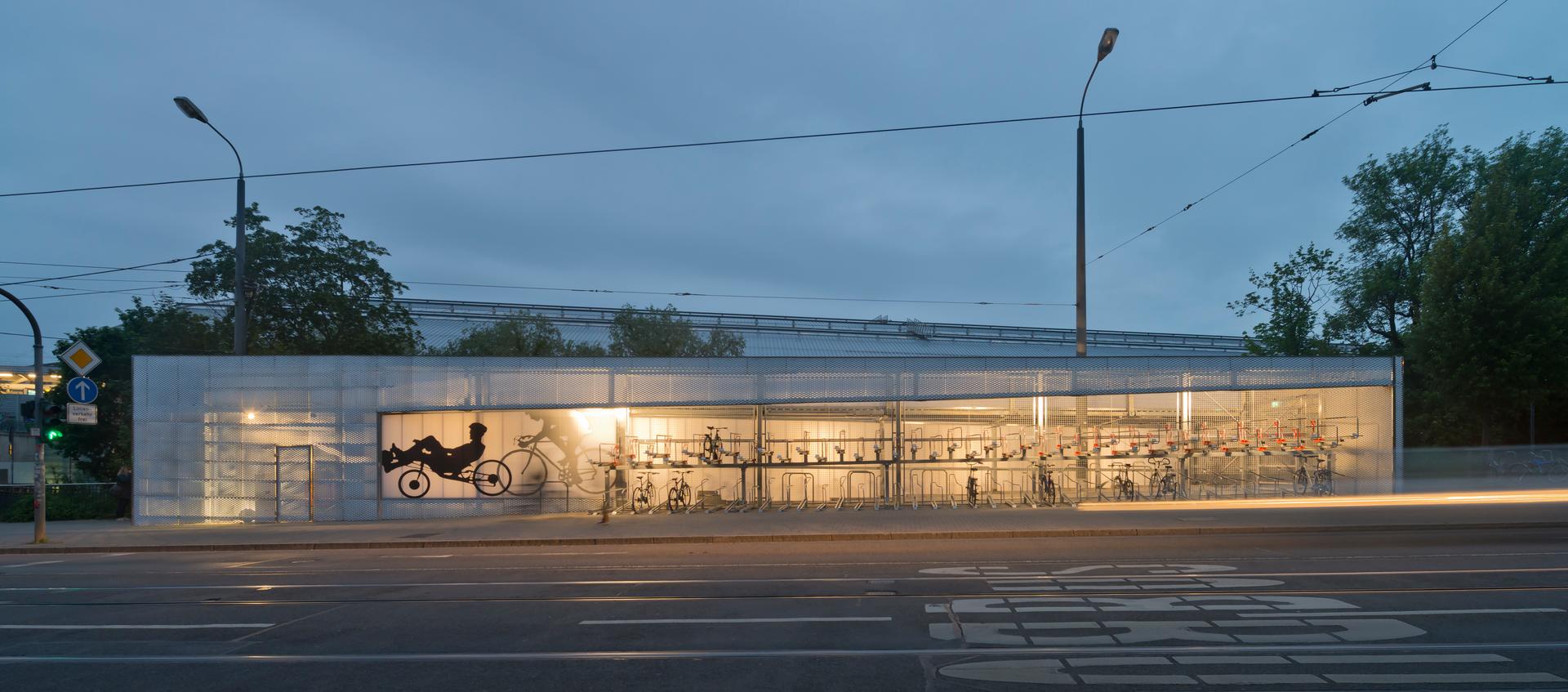 2Bicycle Station ICE Bahnhof Erfurt - image 12