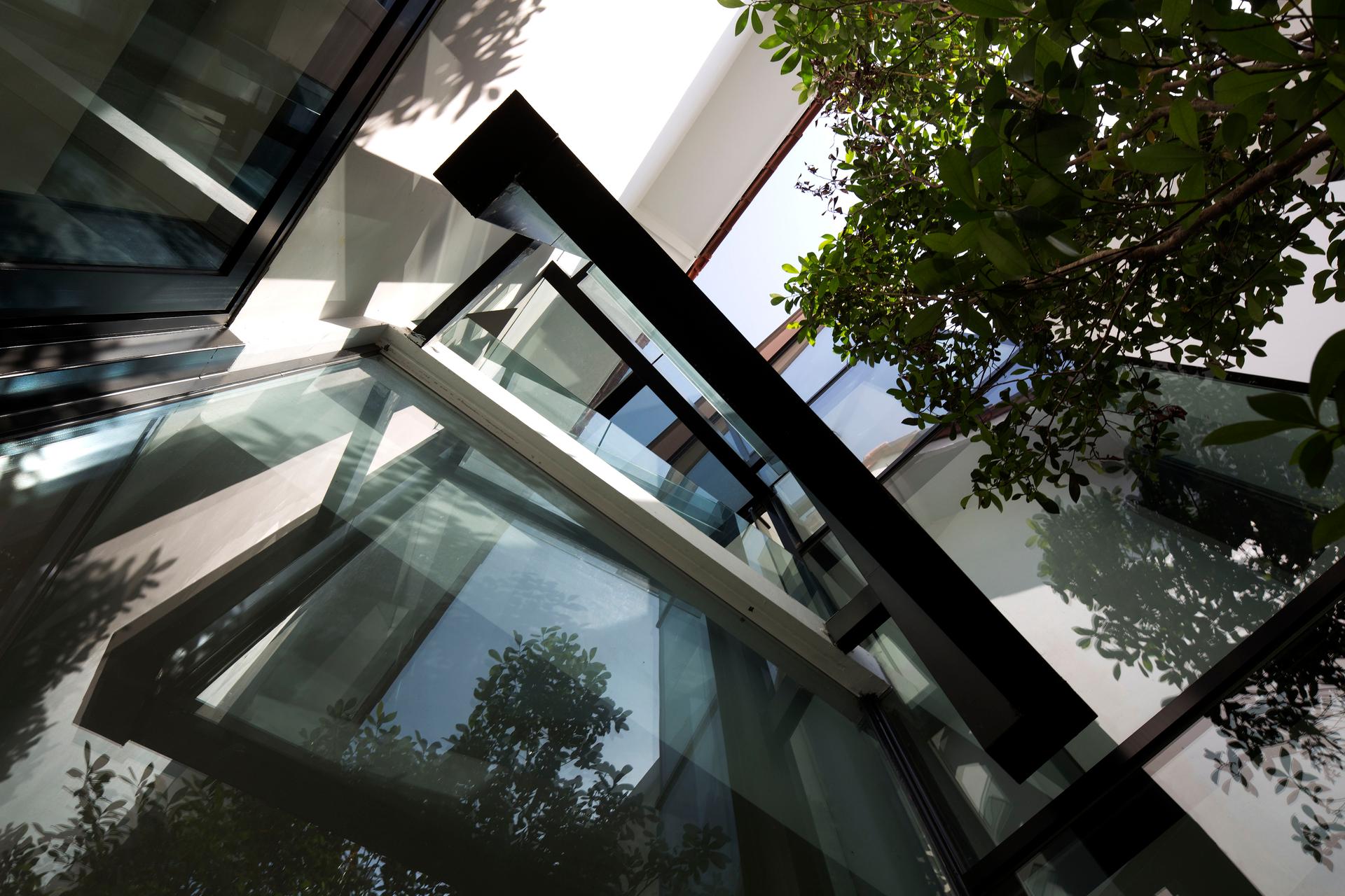GLASS BRIDGE HOUSE - image 8