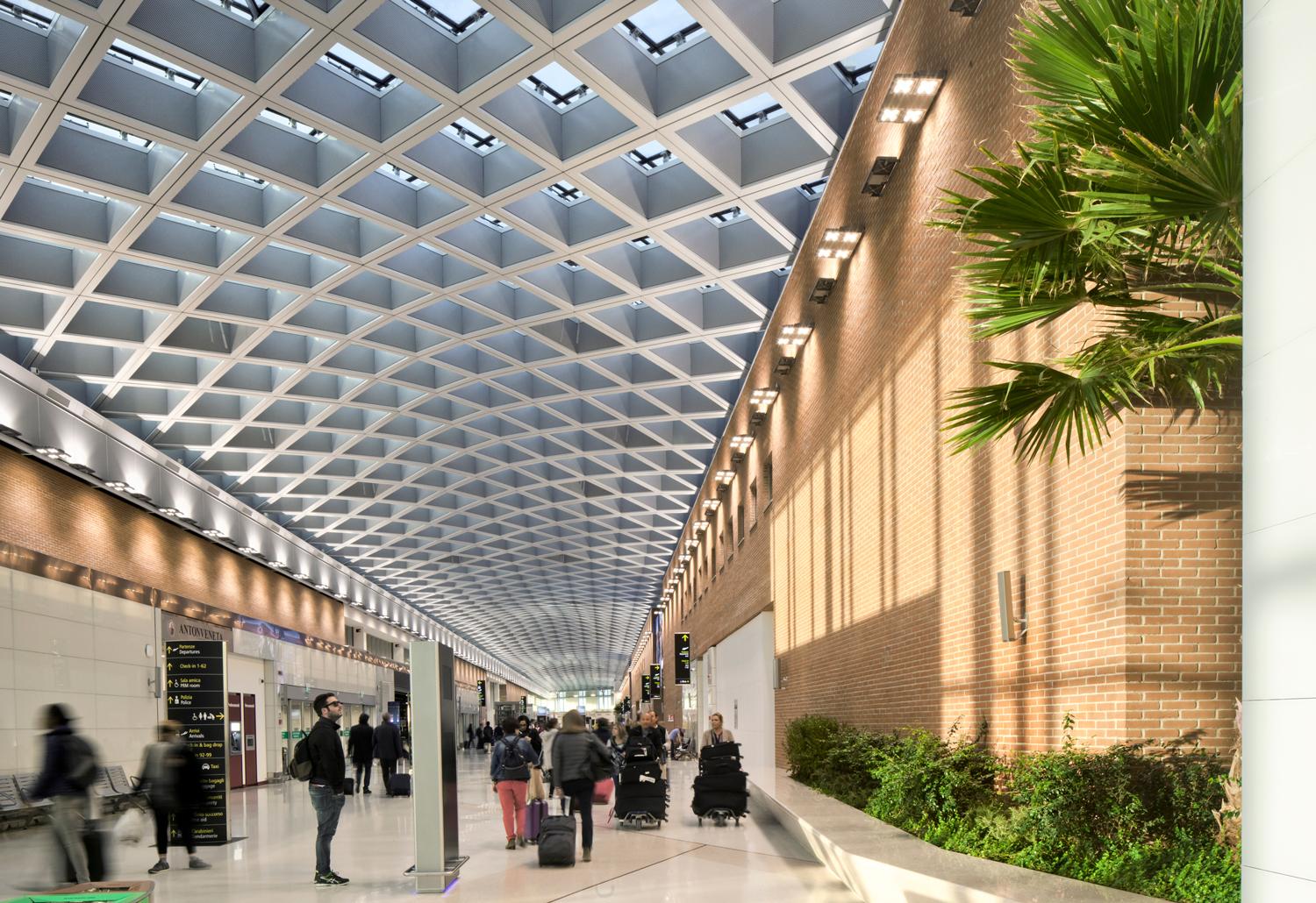 Venice Marco Polo International Airport: Passenger Terminal Refurbishment and Extension Lot 1 - image 4