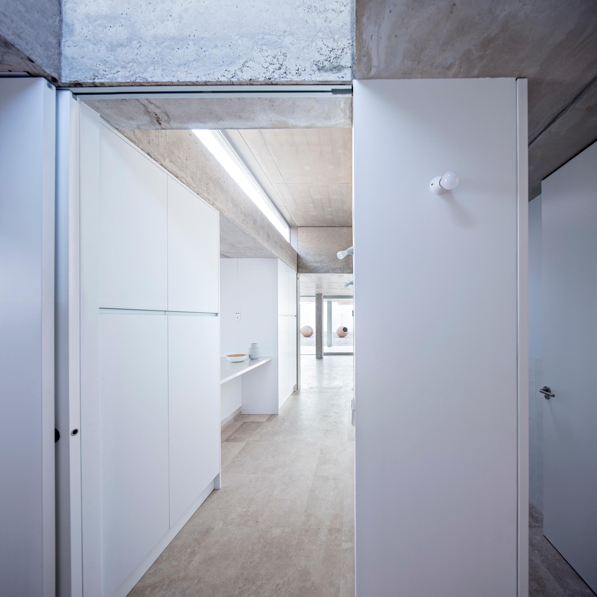 House Between Old Mud Walls - image 4
