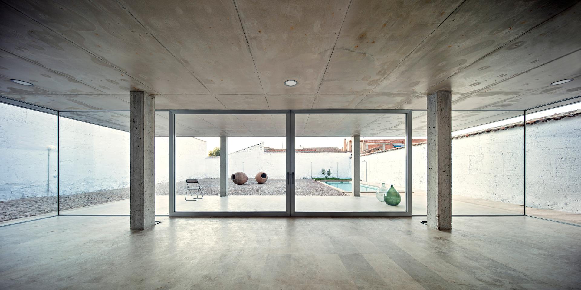House Between Old Mud Walls - image 5