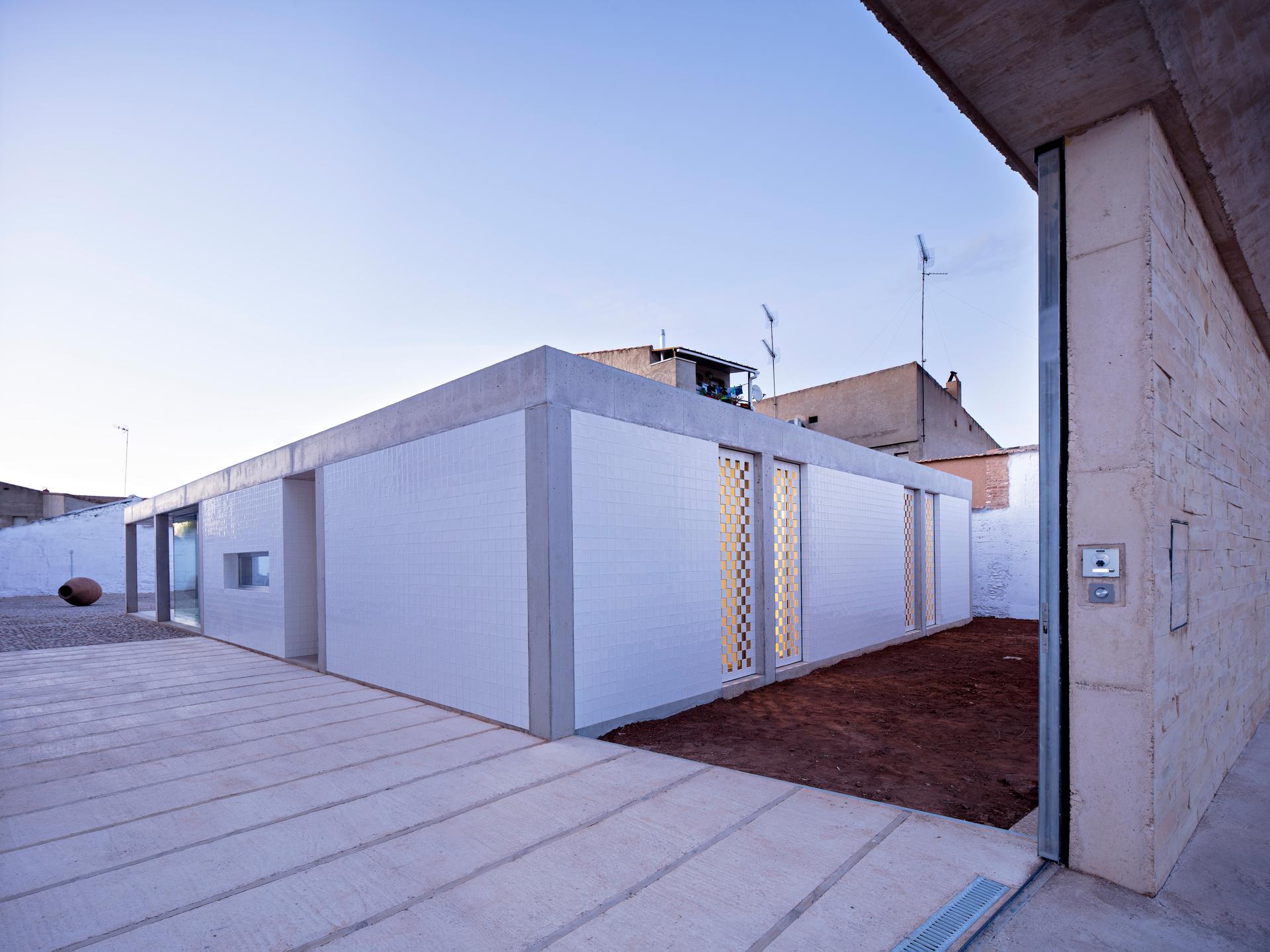 House Between Old Mud Walls - image 7
