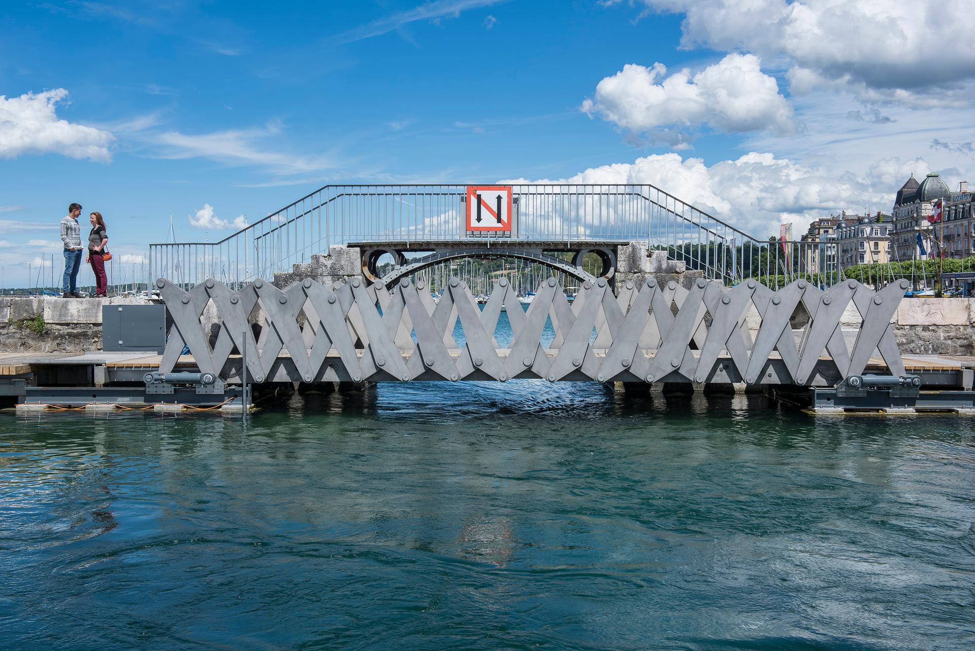 Mobile walkway of Geneva's Jet d'Eau