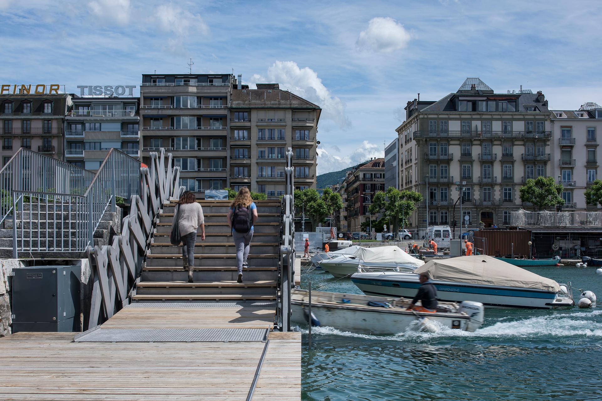Mobile walkway of Geneva's Jet d'Eau - image 3