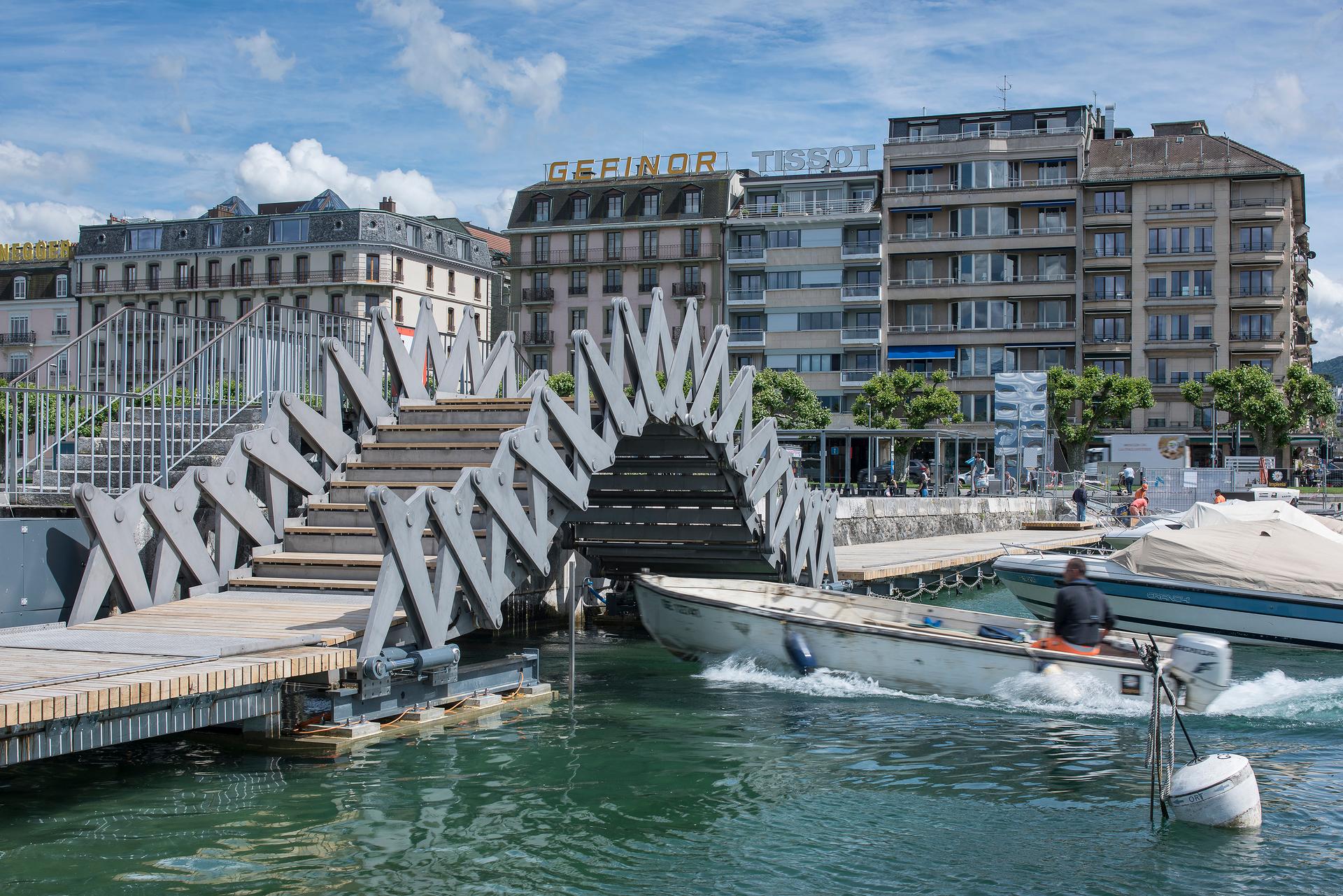 Mobile walkway of Geneva's Jet d'Eau - image 2