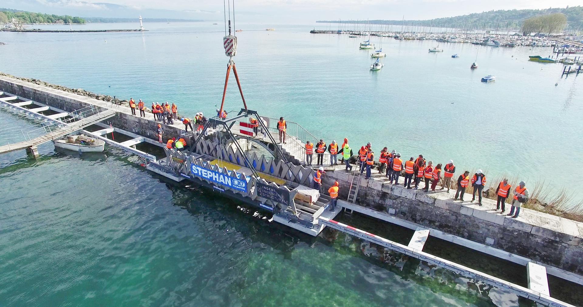 Mobile walkway of Geneva's Jet d'Eau - image 4