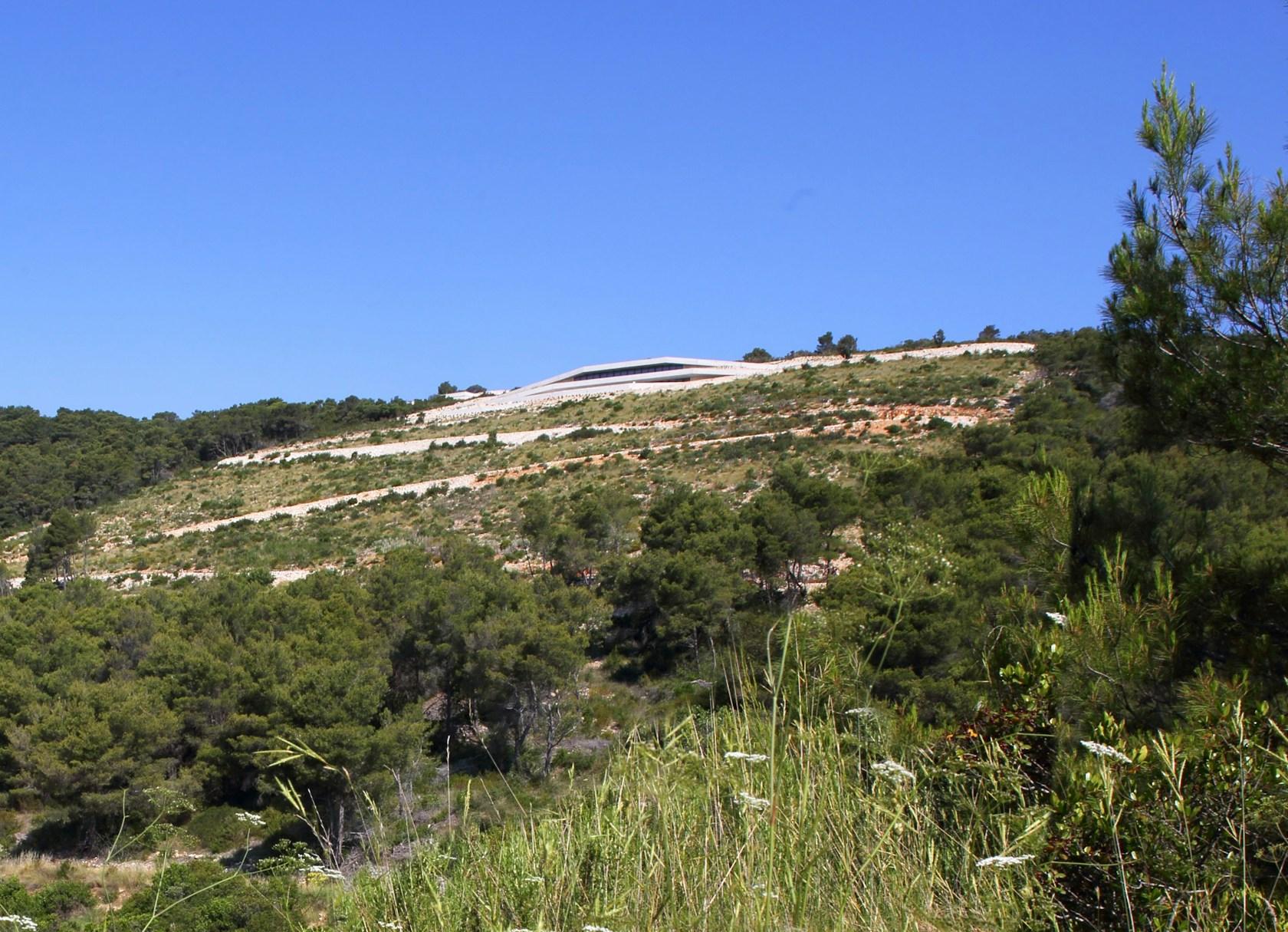 Issa Megaron - image 9