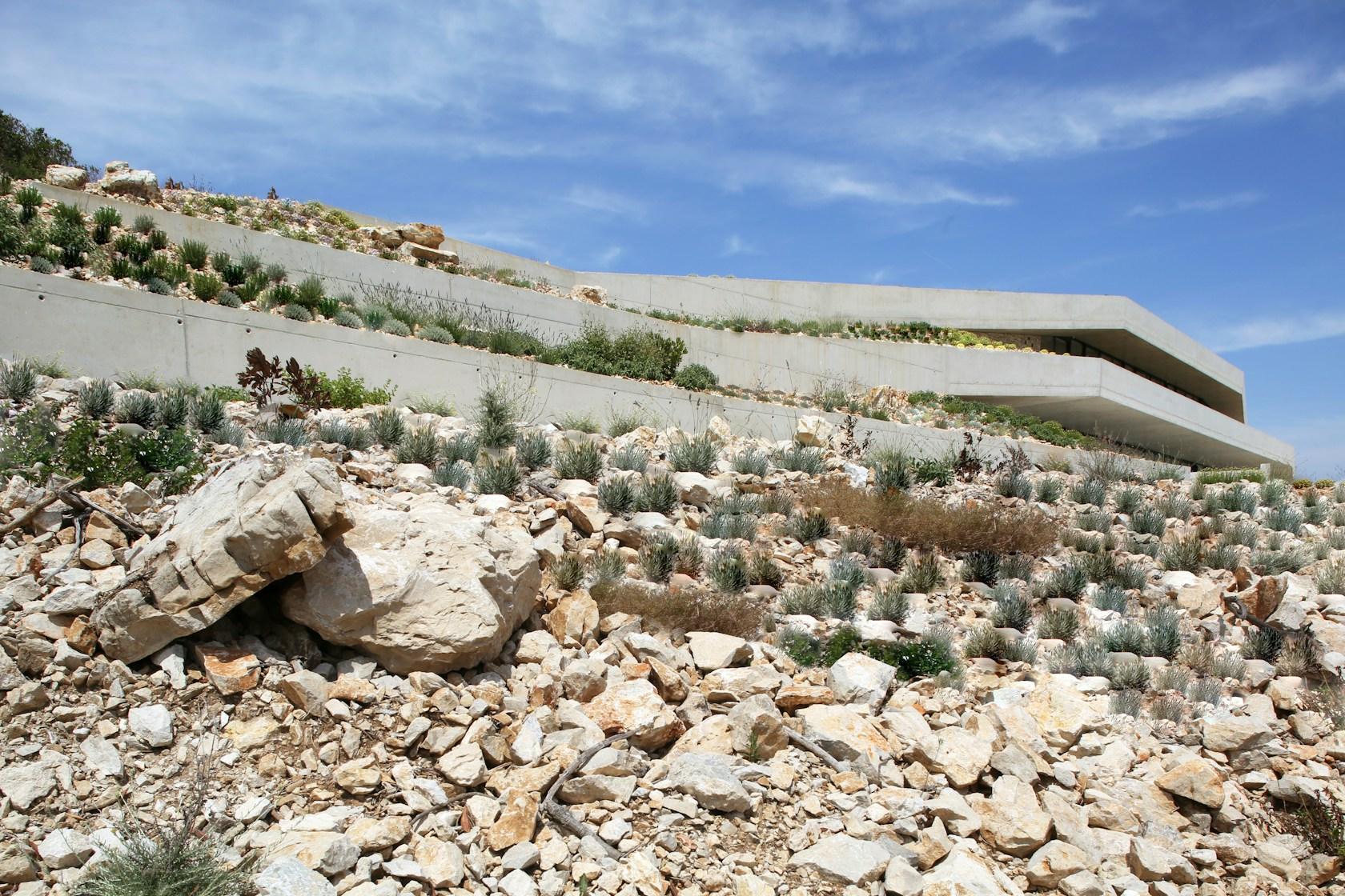 Issa Megaron - image 8